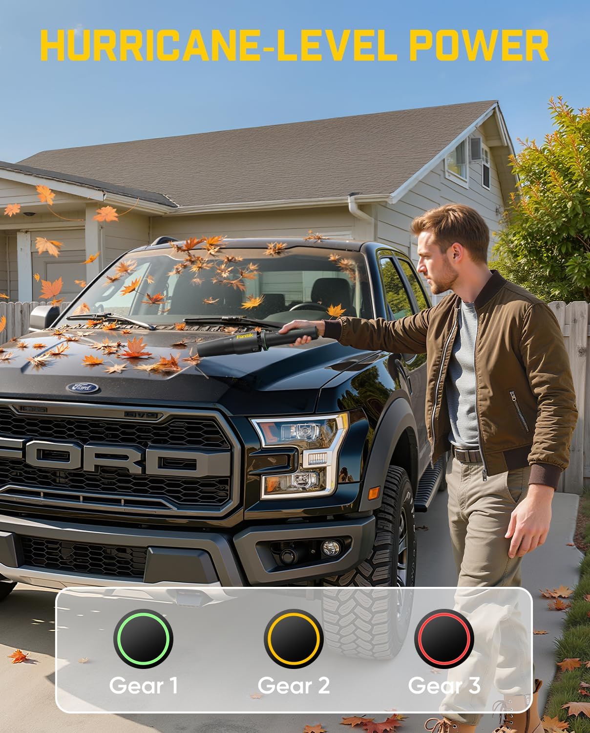 En person bruger Fanttik BF10 Pro til at blæse blade af motorhjelmen på en bil.