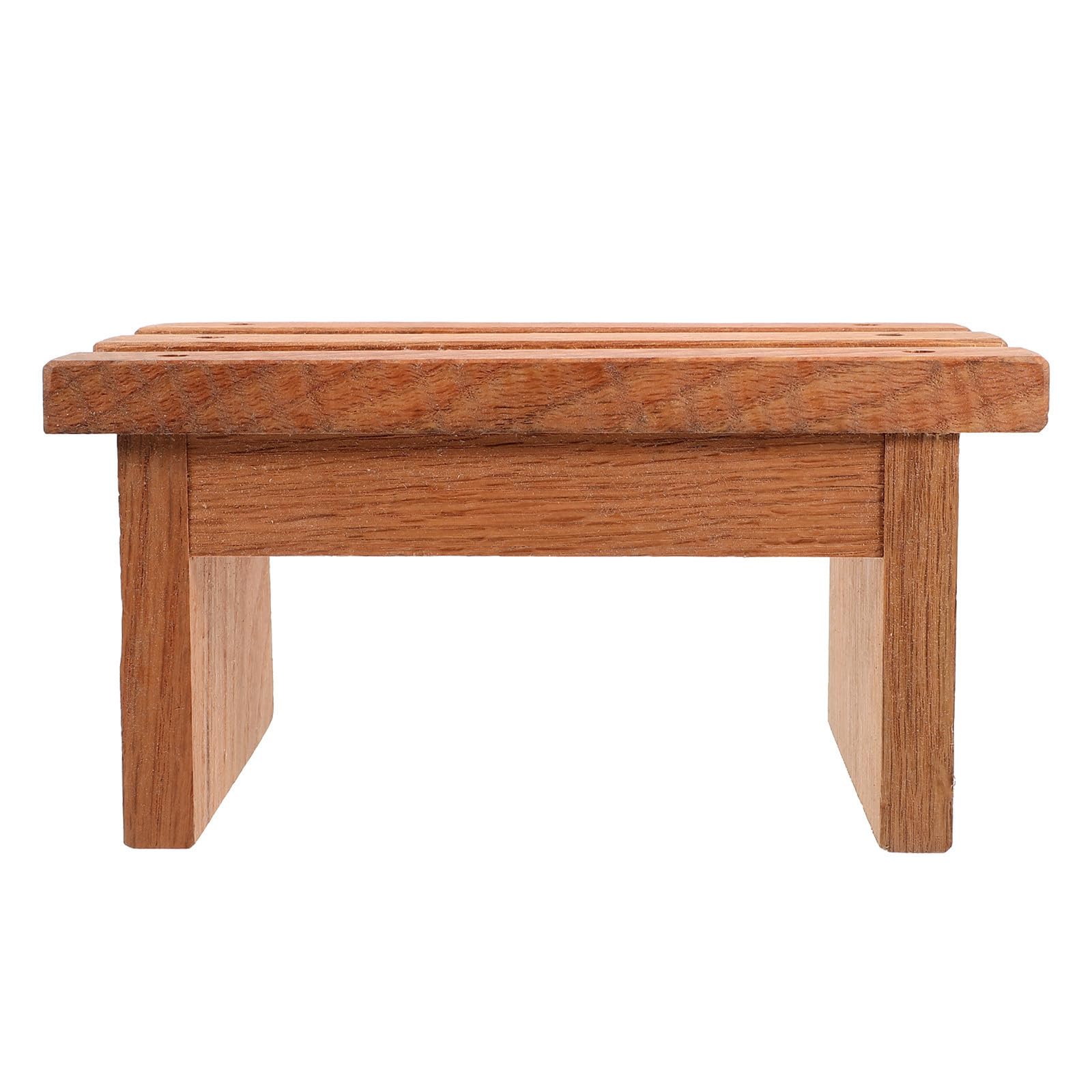 Petit tabouret en bois lisse finement poli pour la maison