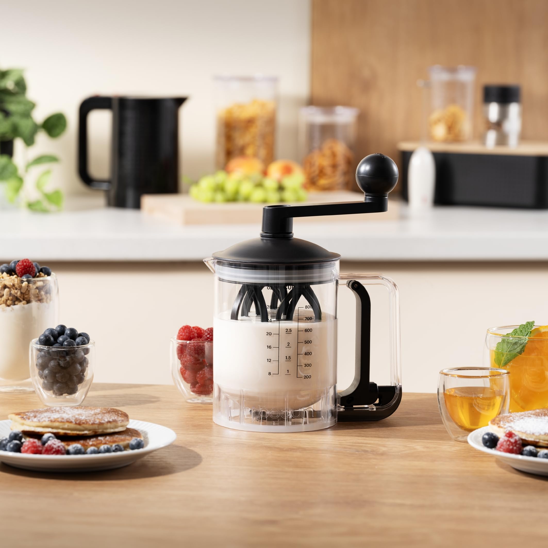 Bodum Bistro - Miscelatore e dispenser per pastella per pancake, misurazione integrata, facile da versare, resistente, in plastica senza BPA, lavabile in lavastoviglie, nero