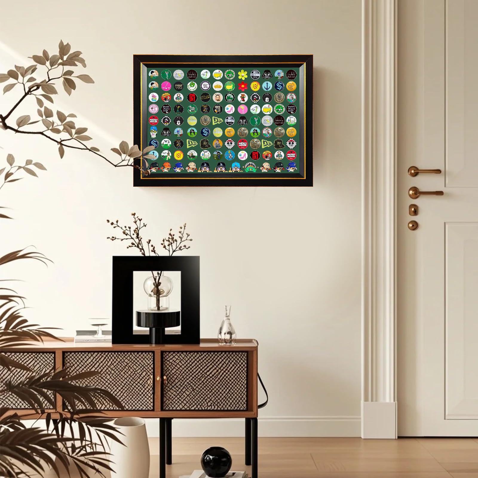 Magnetyczna ramka na markery do piłek golfowych z litego drewna 46 cm x 33,8 cm, do montażu na ścianie, z 98% szklanymi drzwiami UV, pudełko do przechowywania markerów kulkowych może pomieścić do 100