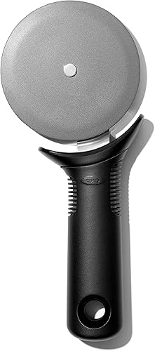 OXO Good Grips - Rueda y cortador de pizza para sartenes antiadherentes