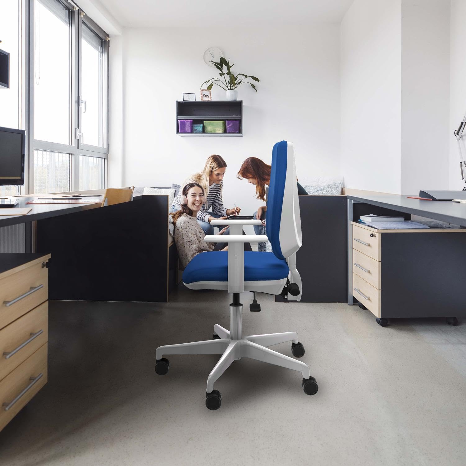 Piqueras y Crespo Elche: La Mejor Silla de Oficina Calidad Precio, Ideal para Escritorio hasta 120kg, con Brazos Blancos y Respaldo Regulable en Altura