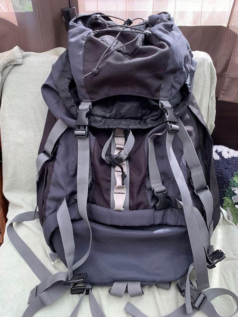 大きなザック、登山、ポケットいっぱい