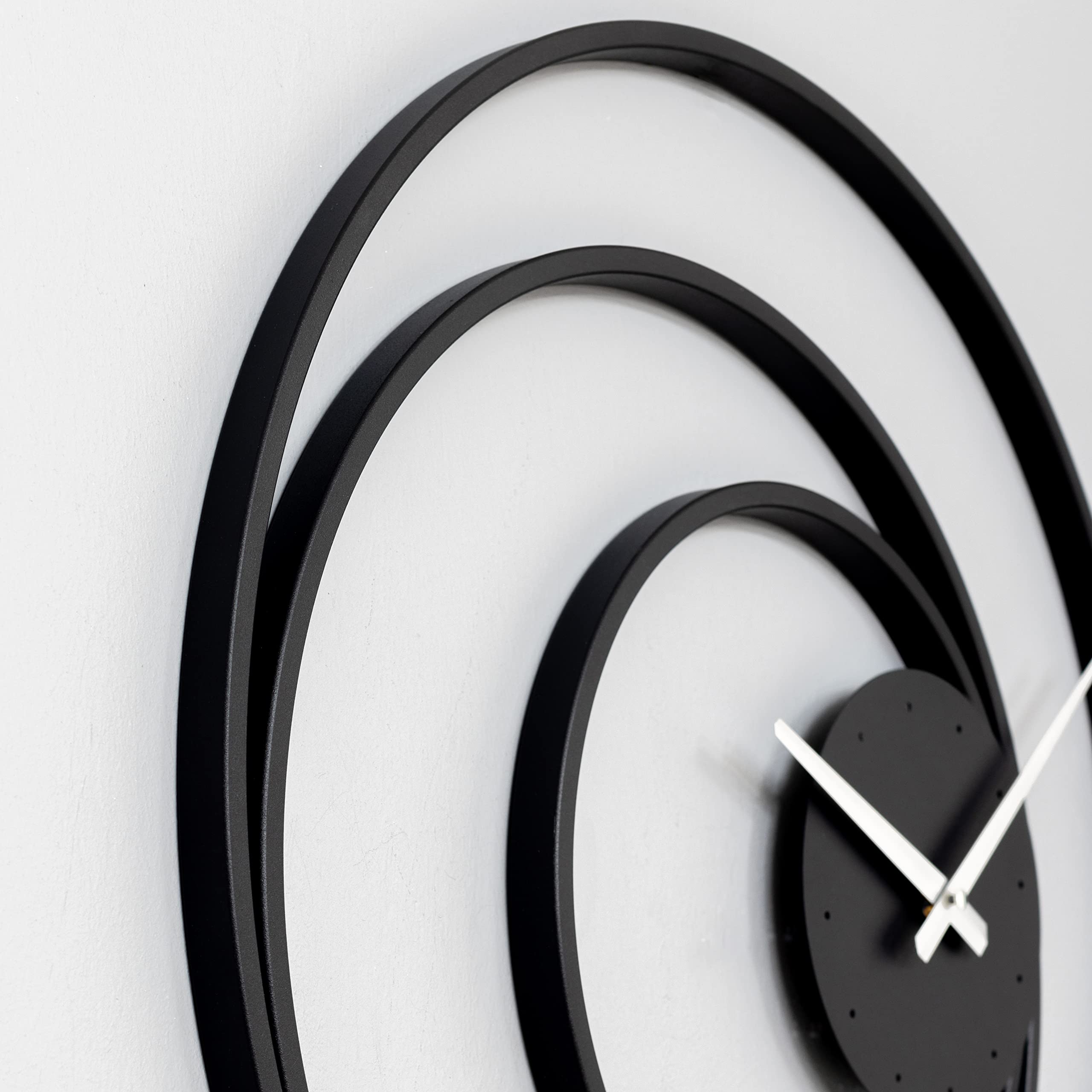 Grande orologio decorativo da parete in metallo, silenzioso, senza ticchettio, funzionamento a batteria, per soggiorno, cucina, camera da letto, ufficio, casa colonica, nero (70 cm)