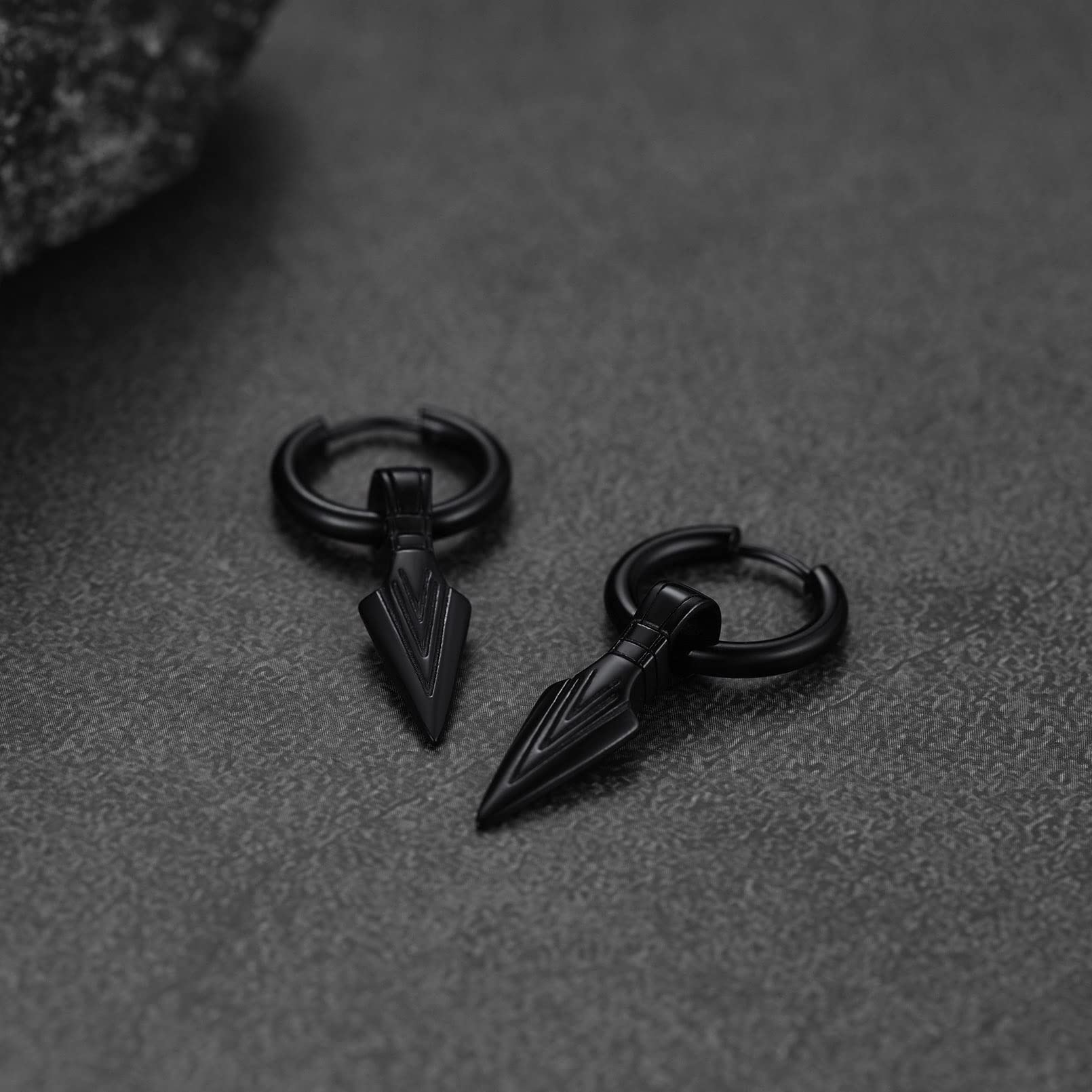 FaithHeart Pendientes Vikingos Hombres Acero Inoxidable 316L Aros con Colgante Vikingo Punta Flecha Lanza Calavera Joyería Hippie