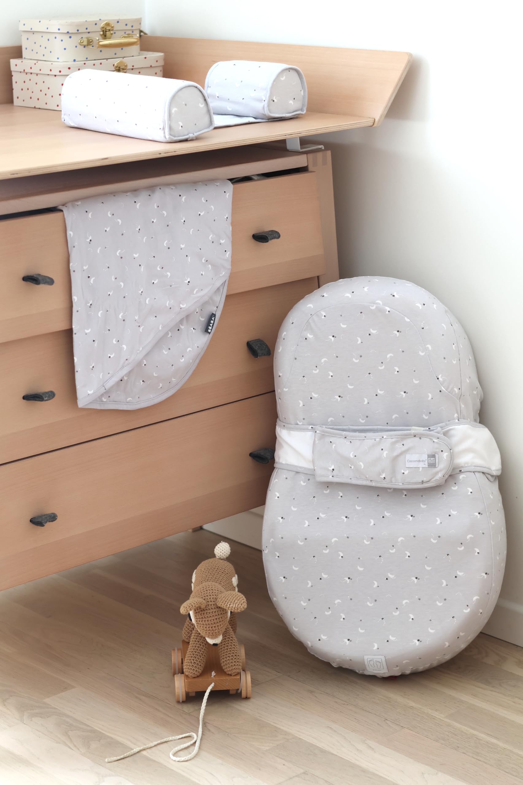 Béaba Red Castle, Cocoonababy, Cocon Ergonomique, Confort, Limite Les RGO, Facilite Le Transit intestinal, Développe la motricité et l'éveil, Fabriqué en France, Tissu Oeko-Tex, Moon & Stars