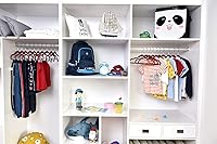 Vista 4 de Paquete de 30 + 10 perchas de plástico para niños, no aterciopeladas, compactas, delgadas, compactas, para camisas, faldas, pantalones, blusas