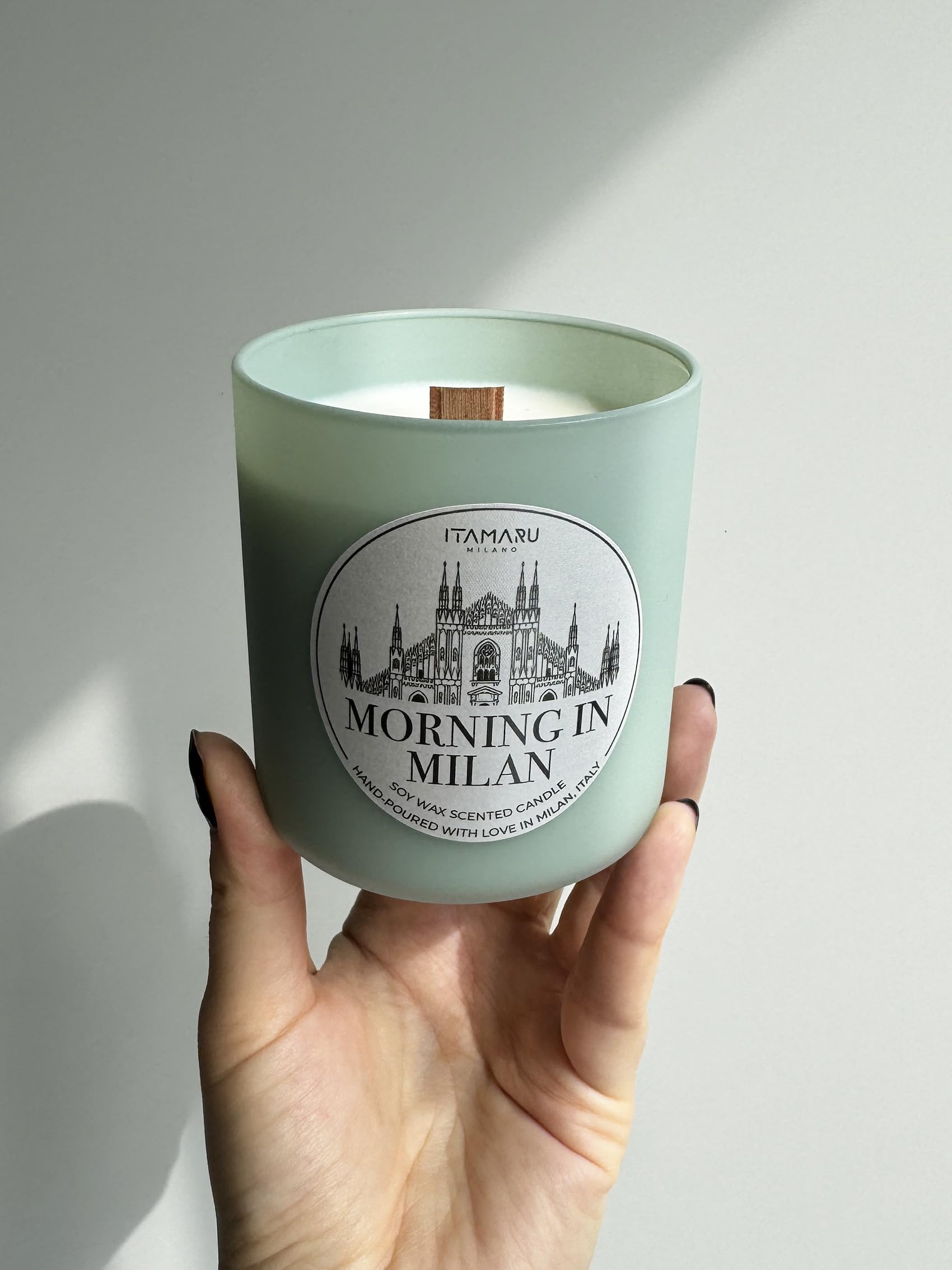 ITAMARU – Candela Profumata Artigianale Morning In Milan, in Cera di Soia 100%, con Stoppino in Legno, Vetro Verde Acqua, 270g – Handmade in Italia | Regalo per Lei | Regalo per Lui