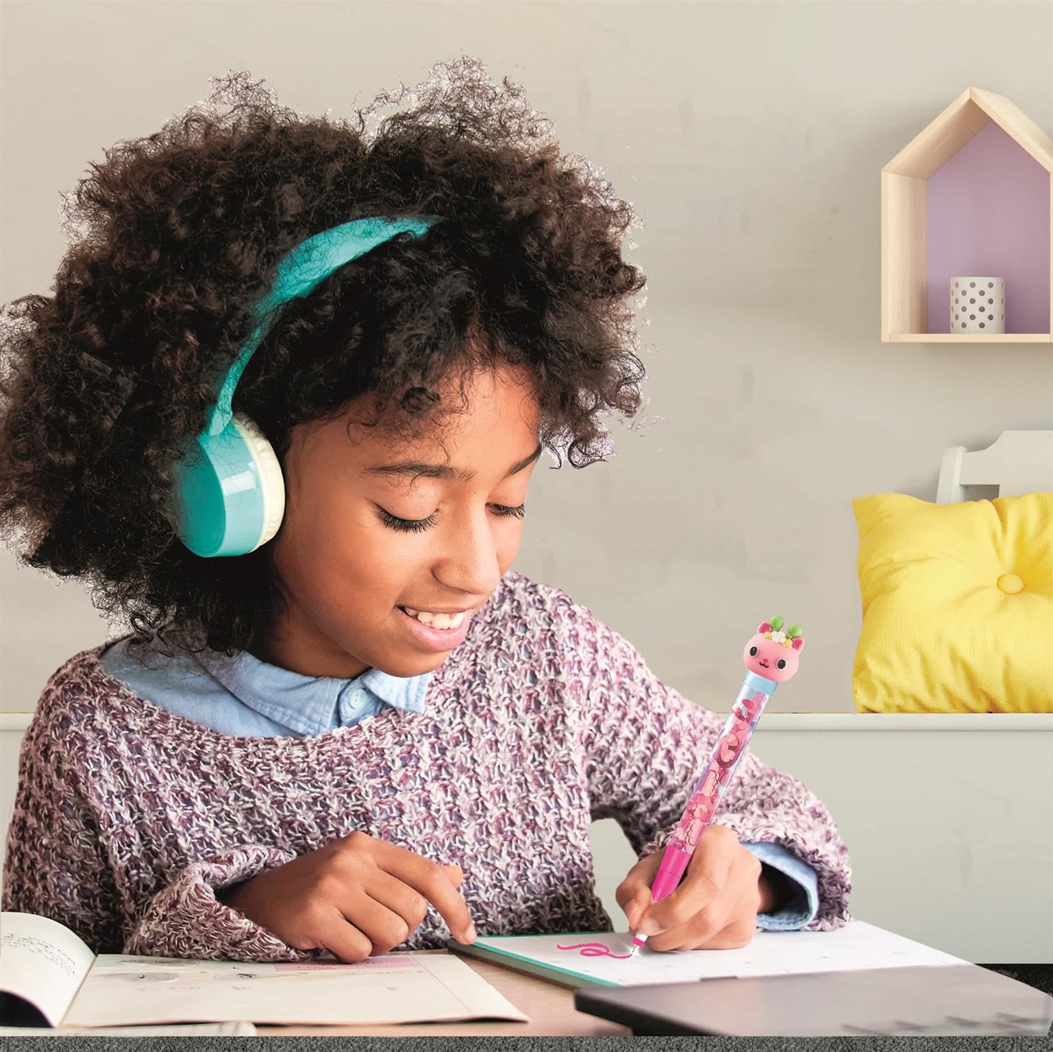 Clementoni Idea - Laboratorio delle Penne Gabby's Dollhouse, Kit Creativo per Bambini 6+ Anni, con 25+ Accessori e 5 Penne Personalizzabili con Personaggi, Lingua Italiana, 18203