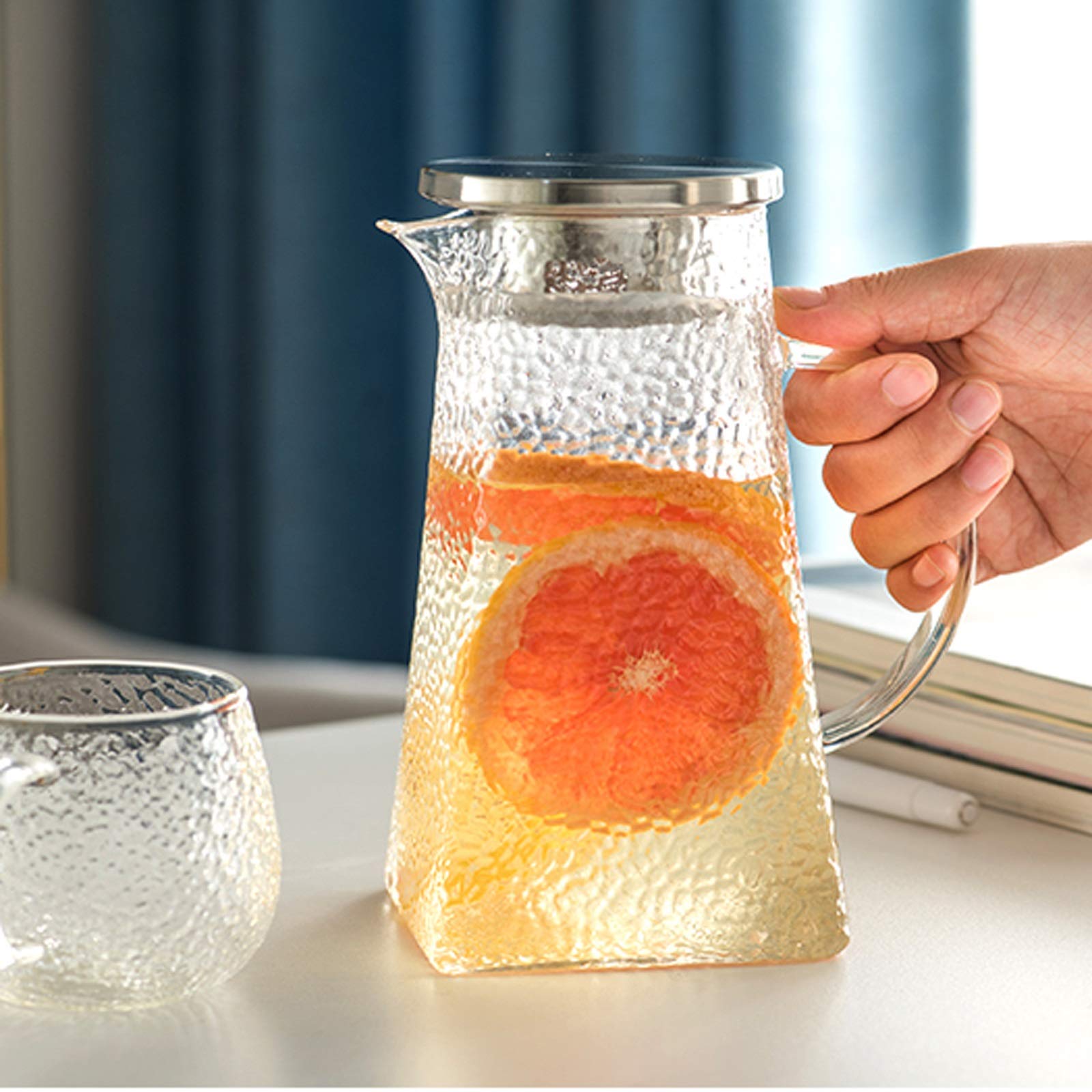 Szklany dzbanek na wodę karafka domowy szklany dzbanek z dziobkiem i pokrywką nieregularny wzór młotka szklany czajniczek do mleka soku (przezroczysty 1,5 l)
