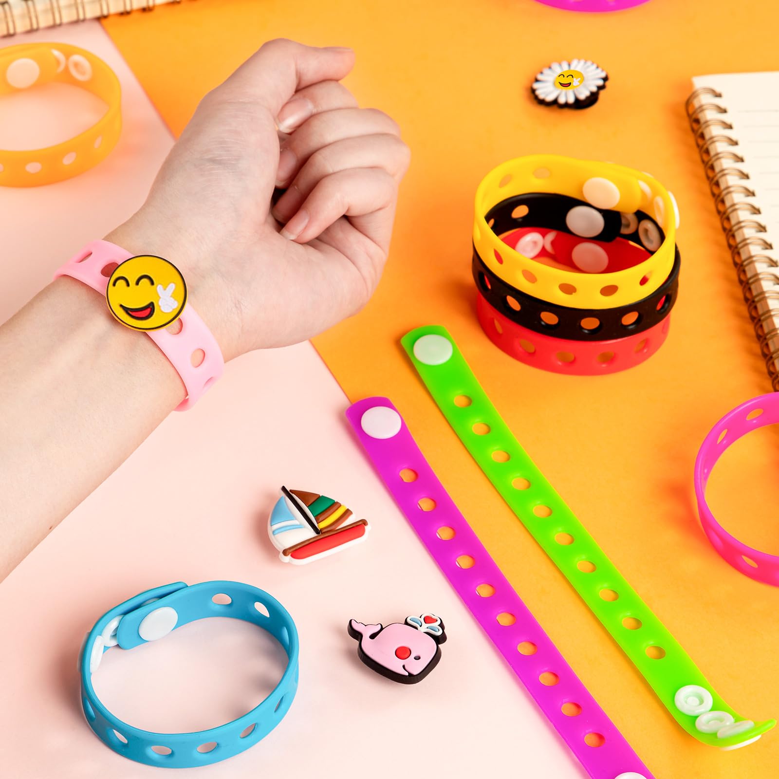 20 pulseras de silicona con dijes, pulseras de 8 pulgadas a granel para niños, pulseras de silicona ajustables de goma para sostener los dijes de zapatos para regalo de estudiantes, 8 pulgadas 4