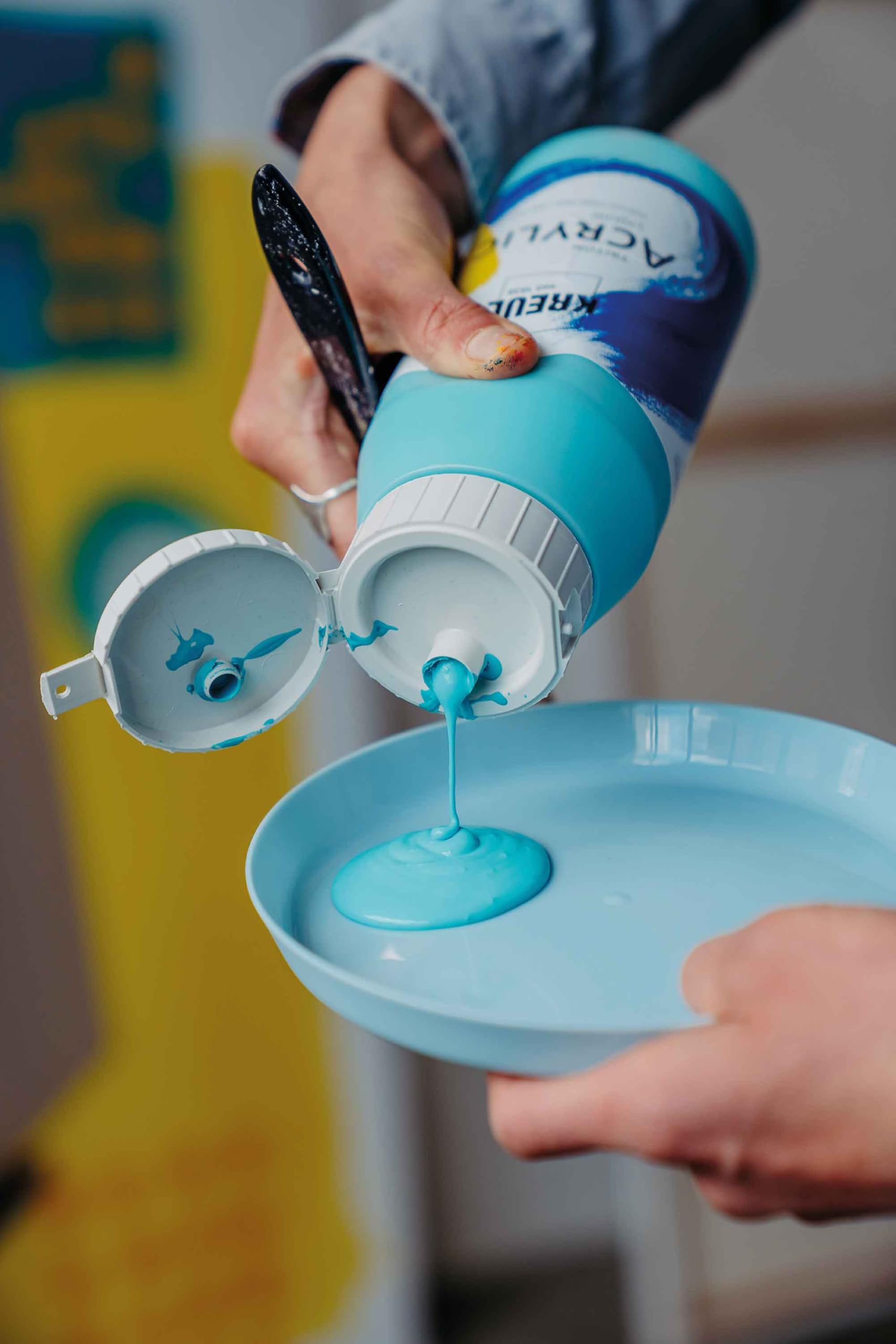 KREUL 17800 - Triton Acrylic Liquid im Powerpack, Set mit 8 x 750 ml Farbe, Hochwertige Künstler-Acrylfarben in Studienqualität mit leicht fließendem Charakter, in praktischer Tragebox