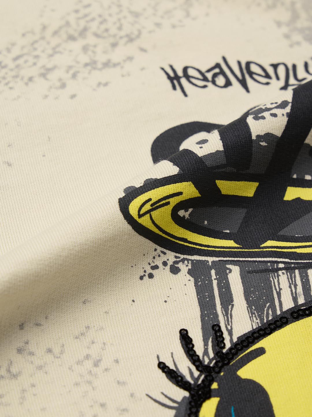 The Souled Store Looney Tunes: Heavenly Misfit - Camiseta de manga corta con cuello en V y estampado gráfico amarillo para mujeres y niñas