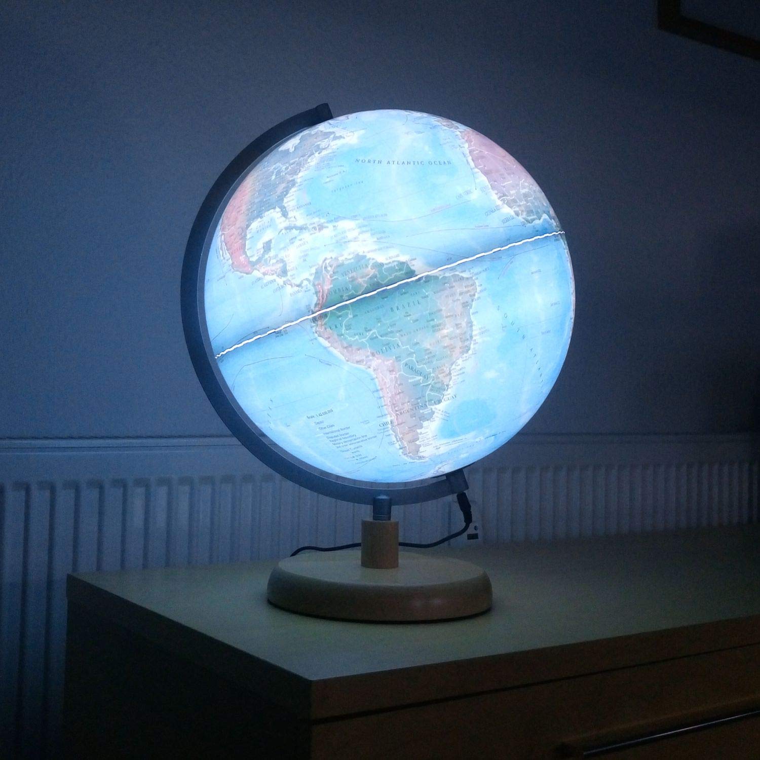 Magellan Mora Leuchtglobus 30cm Durchmesser Standfuss aus Holz Globus mit topografischem Kartenbild beleuchtet geografisches Kartenbild 30 cm