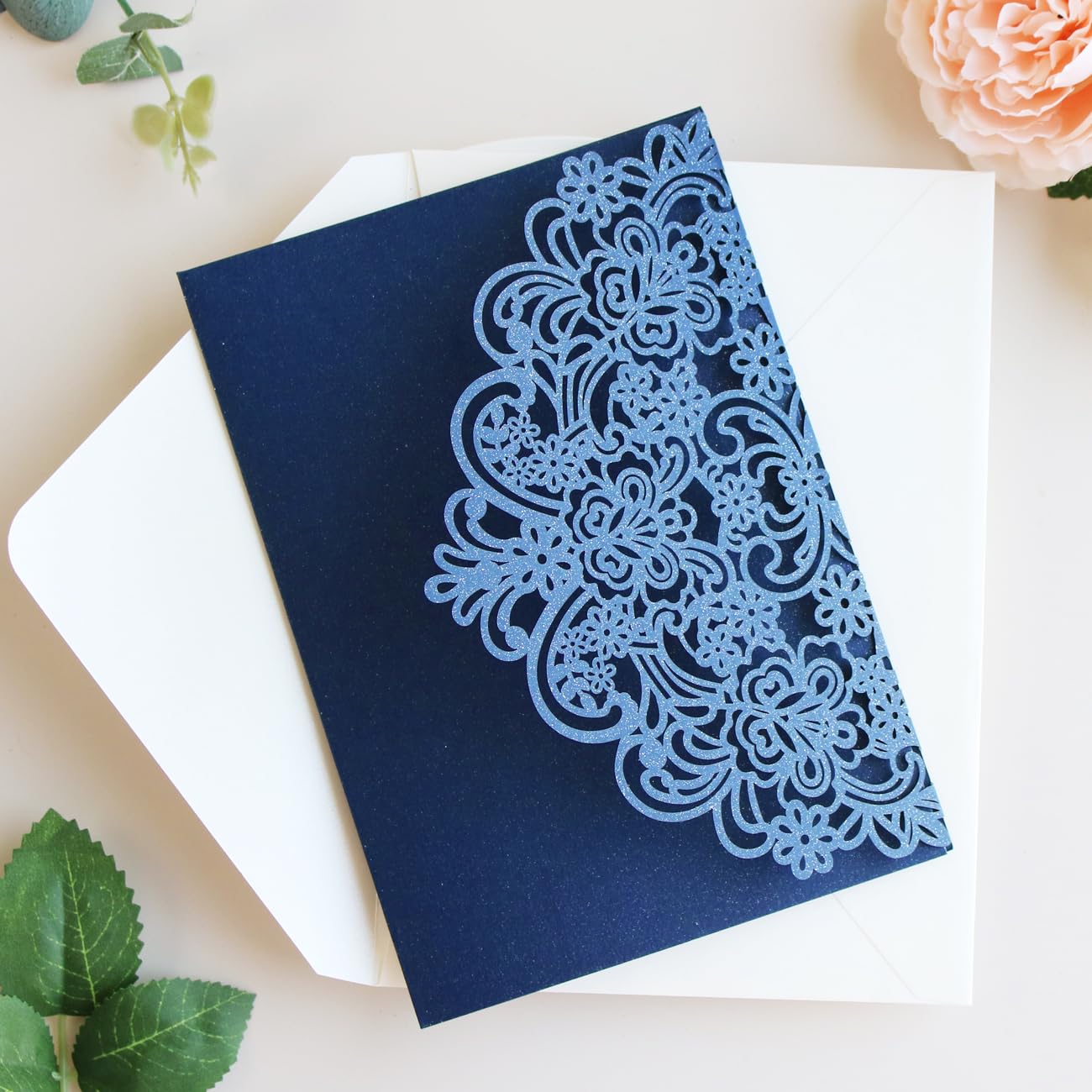 Hosmsua Einladungstaschen für Hochzeitseinladungen, lasergeschnitten, Blumenmotiv, mit Umschlägen für Hochzeit, Brautparty, 16 Einladungen (ohne Innenblatt), Marineblau, 50 Stück