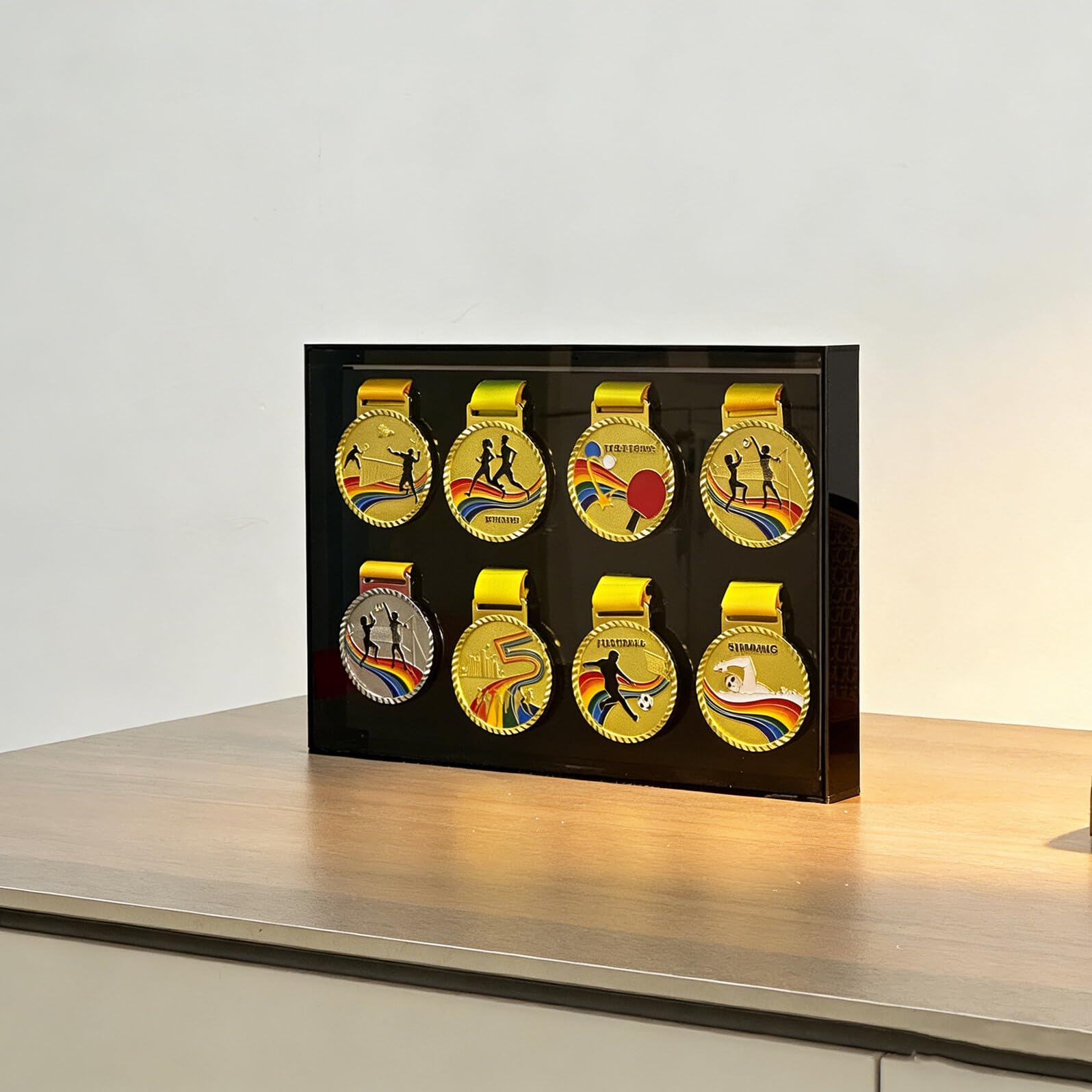 TEHAUX Acryl Medaillenvitrine Schwarz mit Wandmontage Medaillenrahmen zu 8 Auszeichnungen Staubdichte Präsentationsbox für Marathonläufer und Sportler