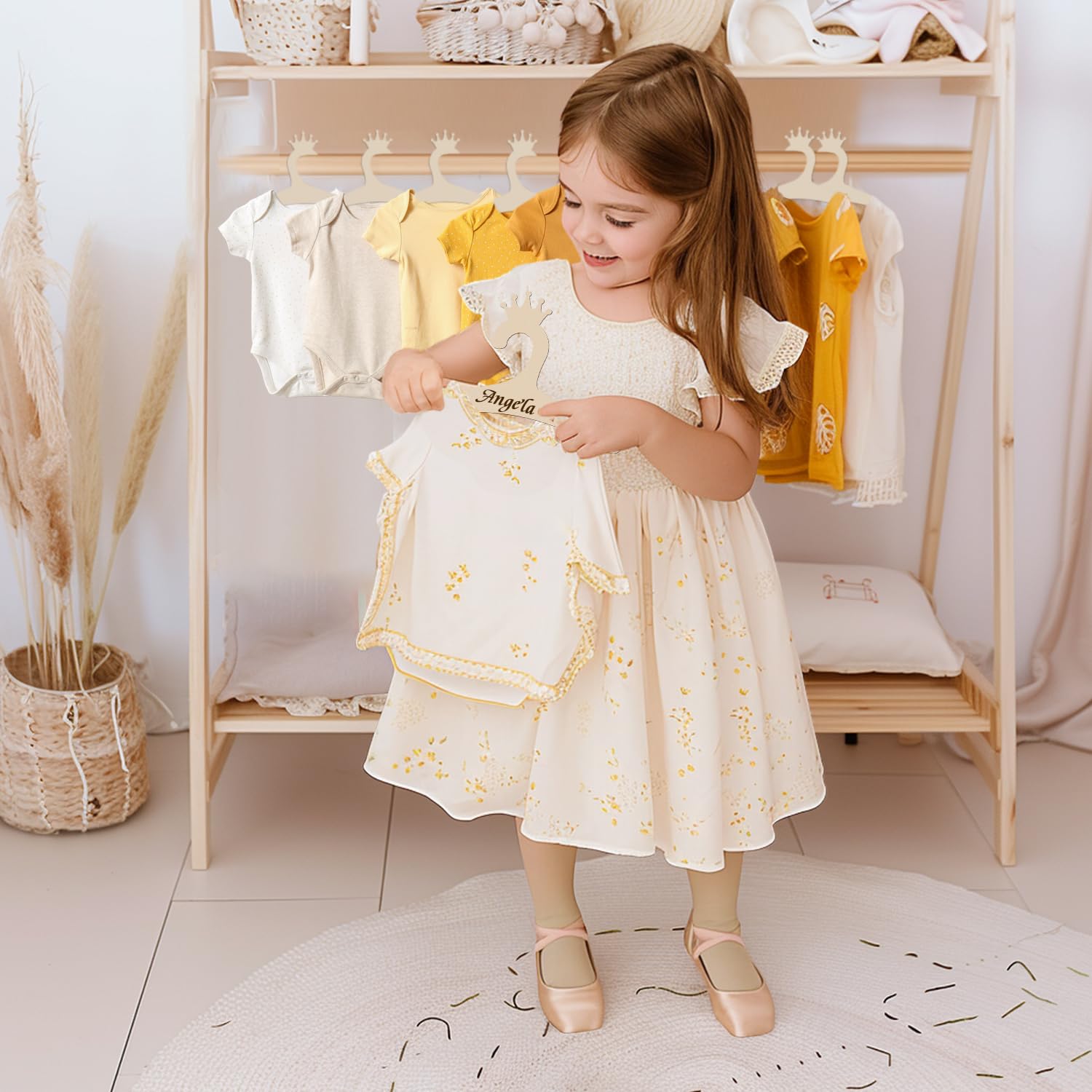 Paquete de 20 perchas de madera para ropa de bebé, lindas perchas de madera de corona para recién nacidos, niñas y niños de 9 pulgadas, perchas para guarderías, abrigos, pantalones, almacenamiento de