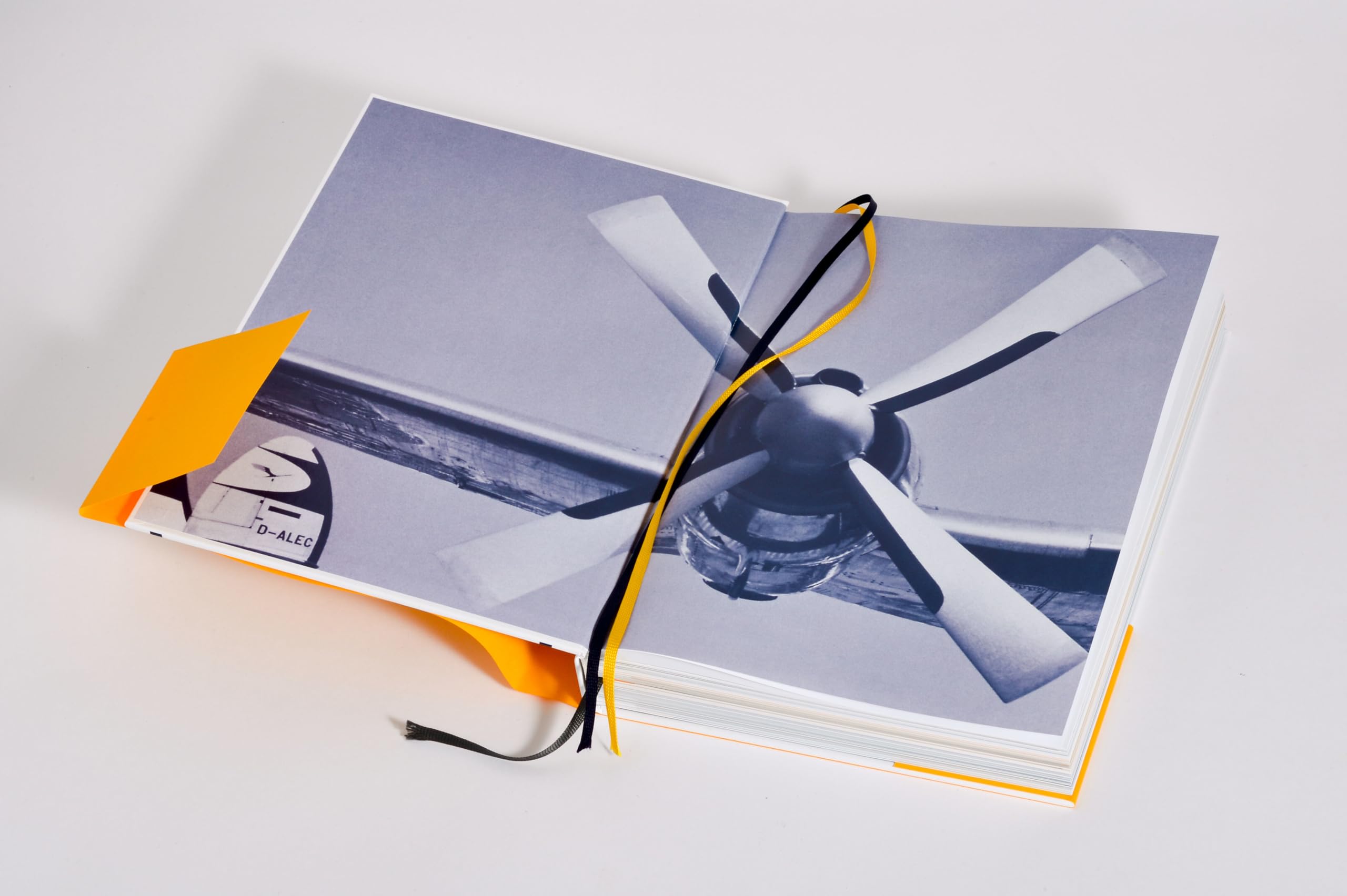 Lufthansa - Die ersten 100 Jahre: Geschichte der Lufthansa seit 1926, mit Abbildungen, Vintage-Werbematerialien und internen Dokumenten
