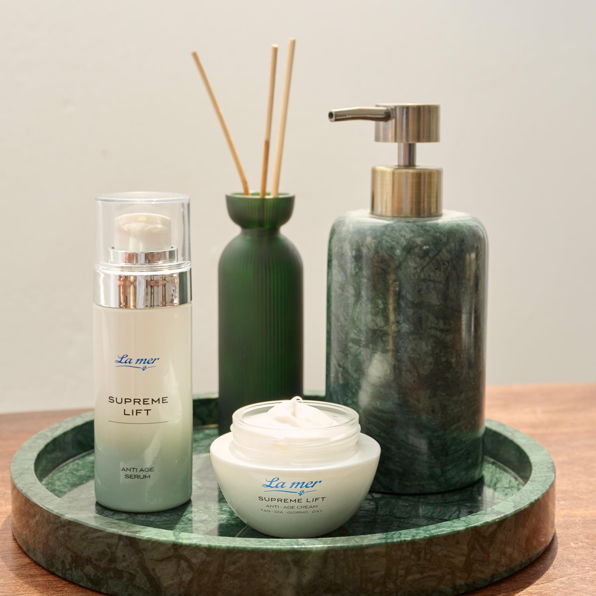 La mer Supreme Lift Anti-Age Serum, mit Bakuchiol, mit Hyaluronsäure, 30 ml | Festigt die Konturen und glättet tiefe Falten; Dermatologisch getestet; Verbesserte Rezeptur und neuer Look; Made in Germany