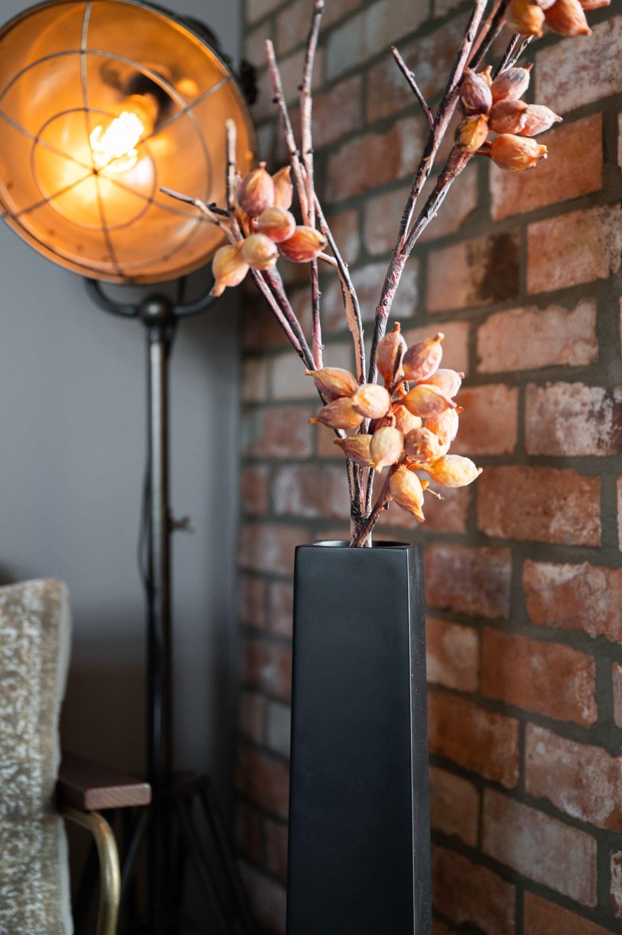 VIVANNO Kerzenhalter Kerzenständer Obelisk Schwarz Matt 80 cm Bodenvase | Deko Dekosäule aus Metall für Stumpenkerzen und Trockenblumen, inkl. abnehmbarer Platte, Maße 80x11x11 cm