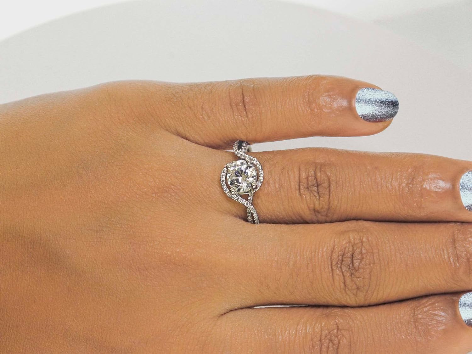 Pretty Jewels 6.5mm Center Round Cut Lab Created G-H Color Moissanite And White Diamond Swirl Solitaire Engagement Rings for Women In 10k Or 14k Gold Gifts For Her Wedding Birthday (1.25 Cttw)