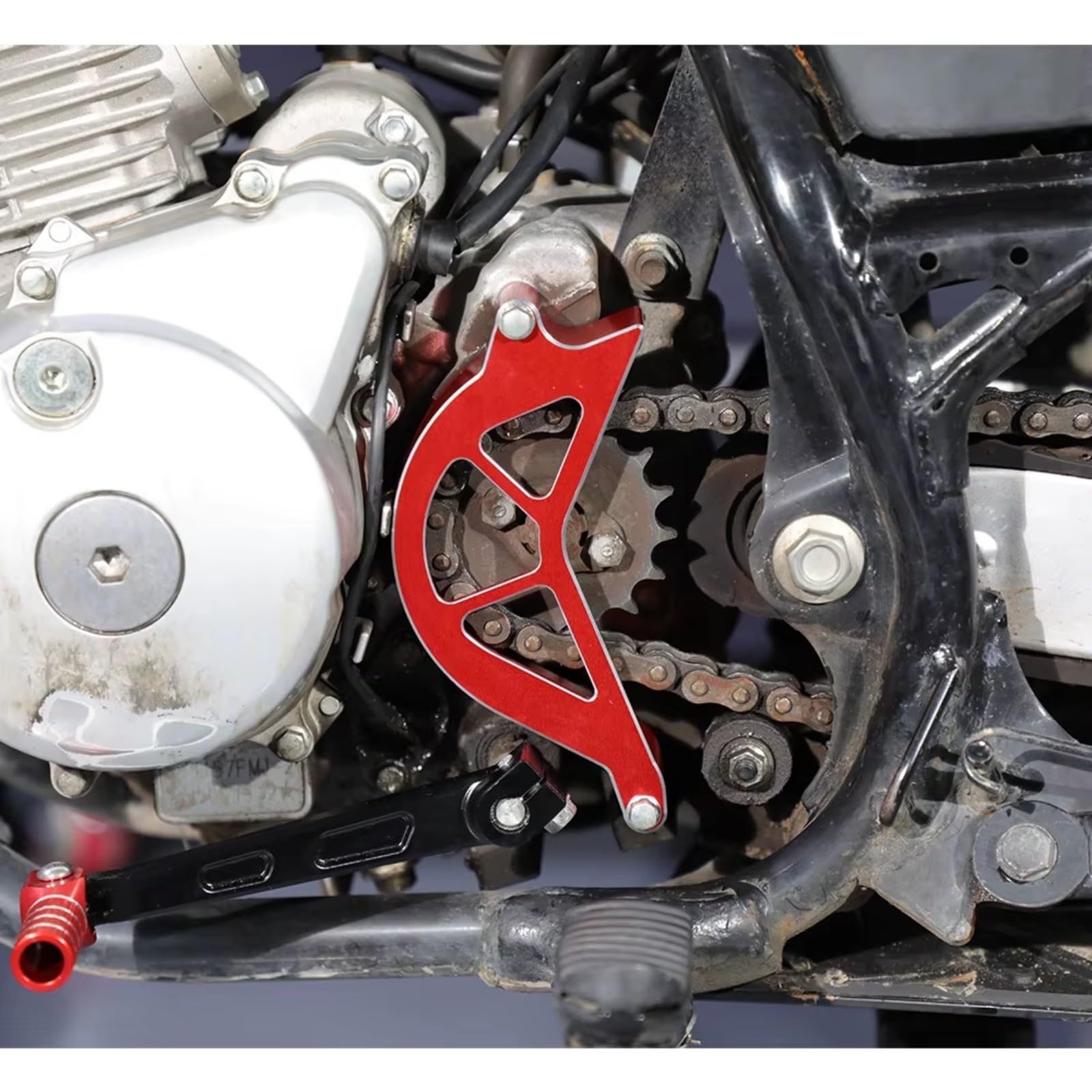 Protezione pignone anteriore per moto per XR150L Coperchio pignone moto | Protetto dagli schizzi di fango, garantisce una guida stabile anche sotto la pioggia(Red)