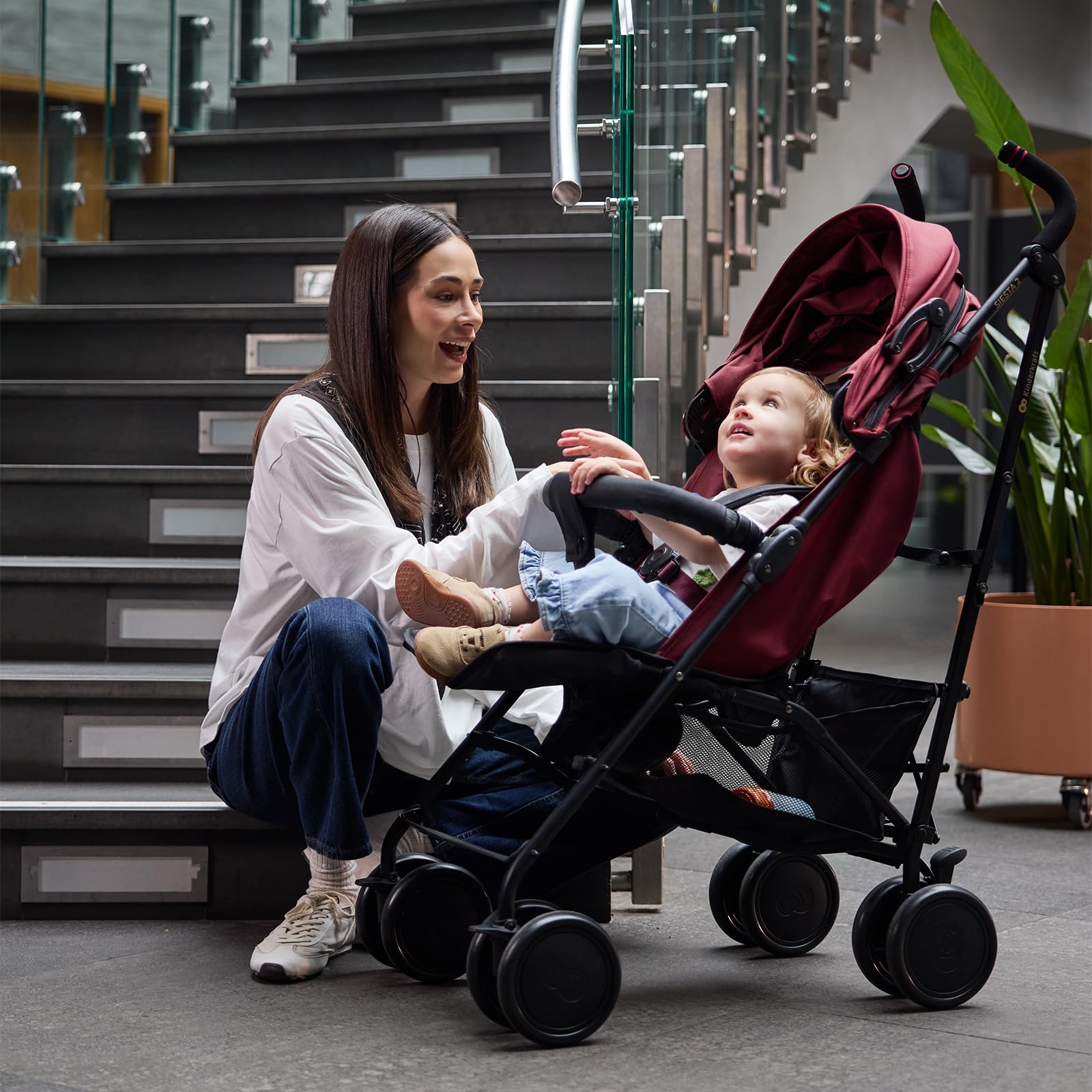 Kinderkraft silla de paseo SIESTA 2 hasta 22 kg, ligera, solo 7,9 kg, plegado tipo paraguas, posición tumbada, reposapiés ajustable, capota transpirable con malla y ventana peekaboo, compacta, Gris