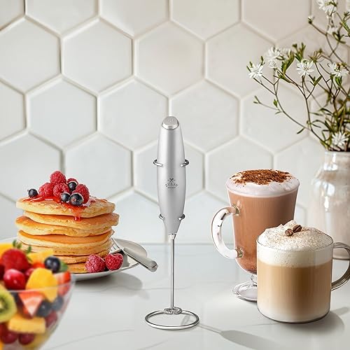 Vista 262 de Zulay Kitchen - Espumador de leche de mano con pilas AA Duracell: batidora de bebidas resistente para café, latte, capuchino y más, color aurora