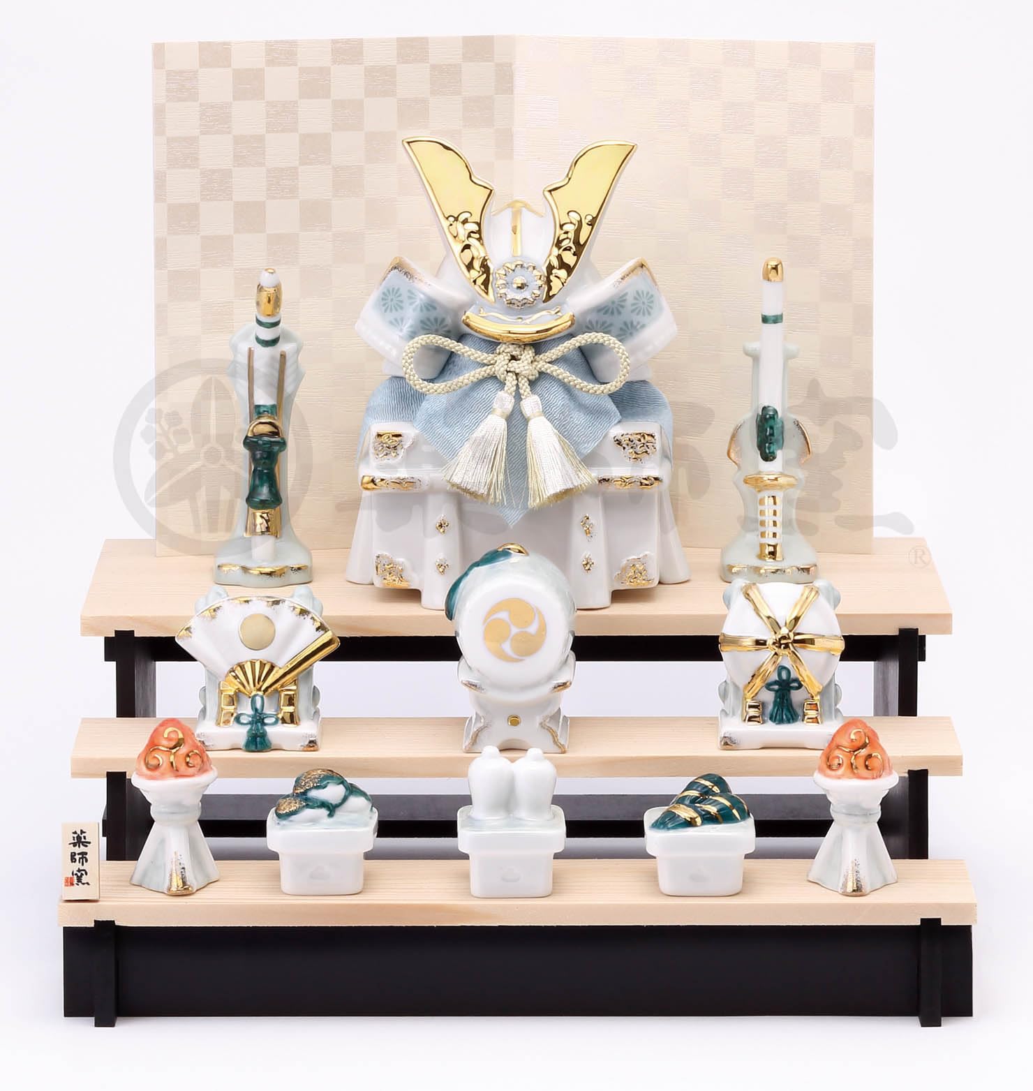 染絵出世兜(白藍･組み立て式三段飾り)[(兜)12･(弓矢)9･(刀)9･(陣笠)4.5･(扇)4.5･(太鼓)5.5・(かがり火)5･(柏餅)3.5･(御神酒)4･(ちまき)3.5cm]|雛祭り・端午の節句・季節行事・置き物