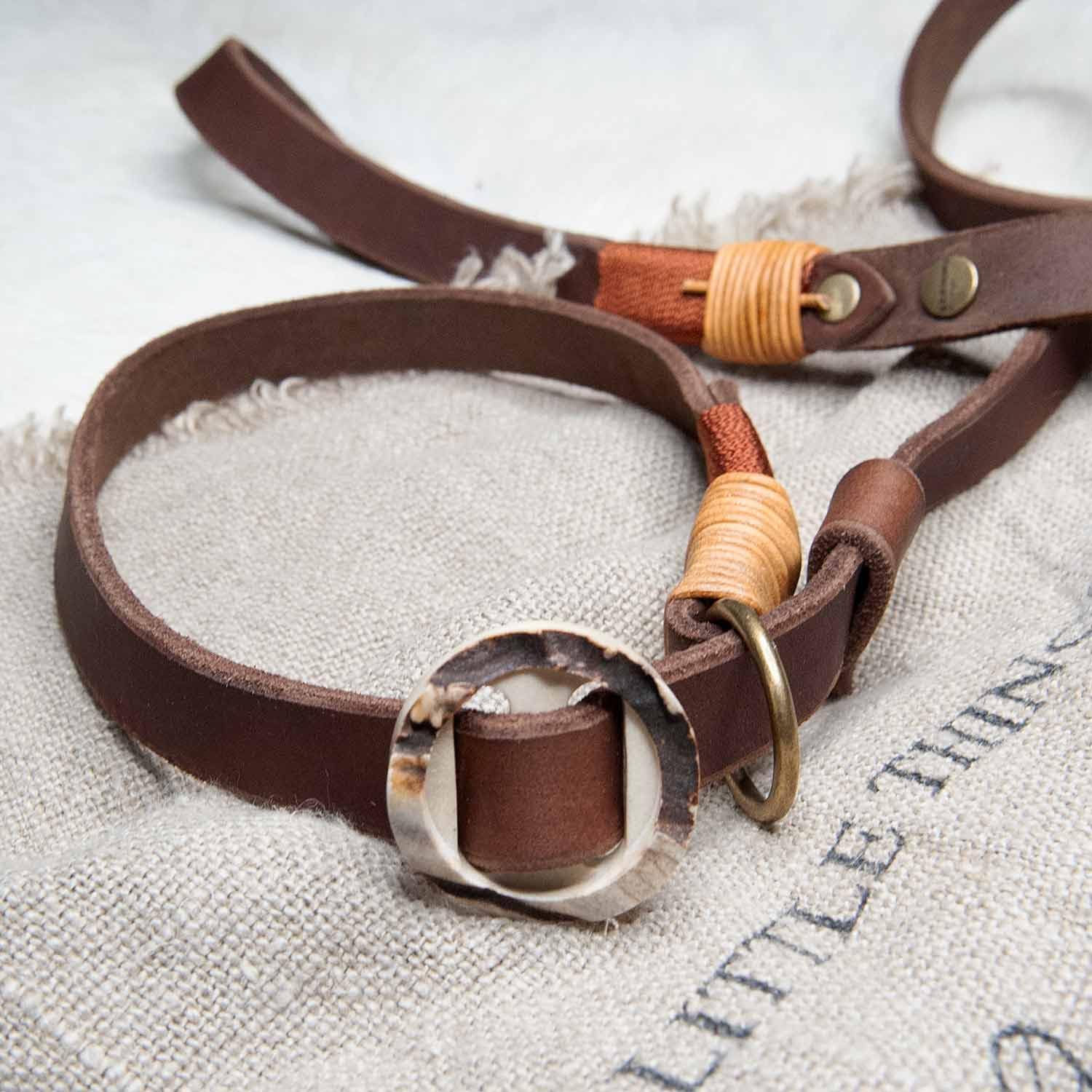 Retrieverleine Leder 20 mm in Braun | Burnt Amber | Moxon-Leine mit außergewöhnlichem Horn-Zugstopp | robuste und edle Hundeleine aus hochwertigem Fettleder mit integrierter Halsung - 230 cm