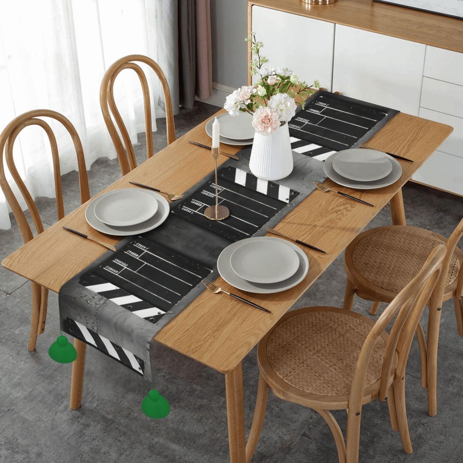 Chemin de table noir imprimé lavable pour protéger et décorer votre table basse