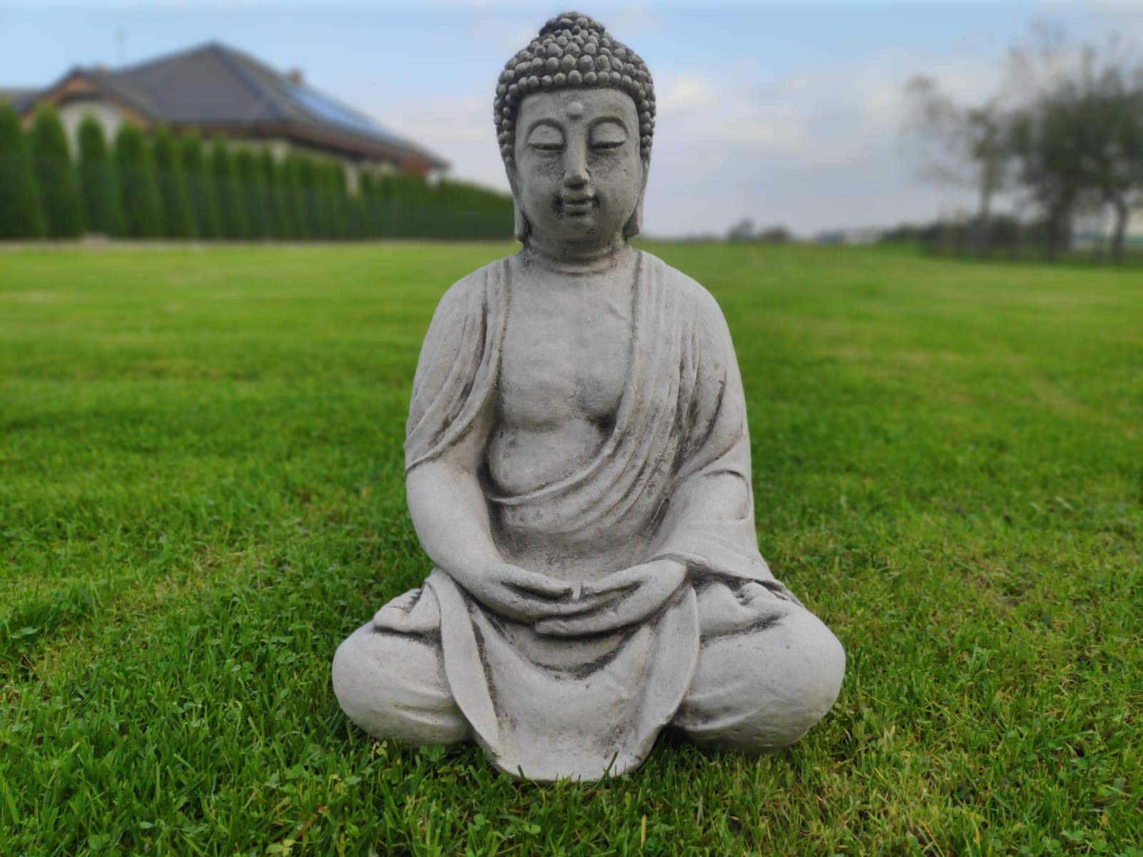 Statue de Bouddha méditant zen avec les mains sur les genoux moyen