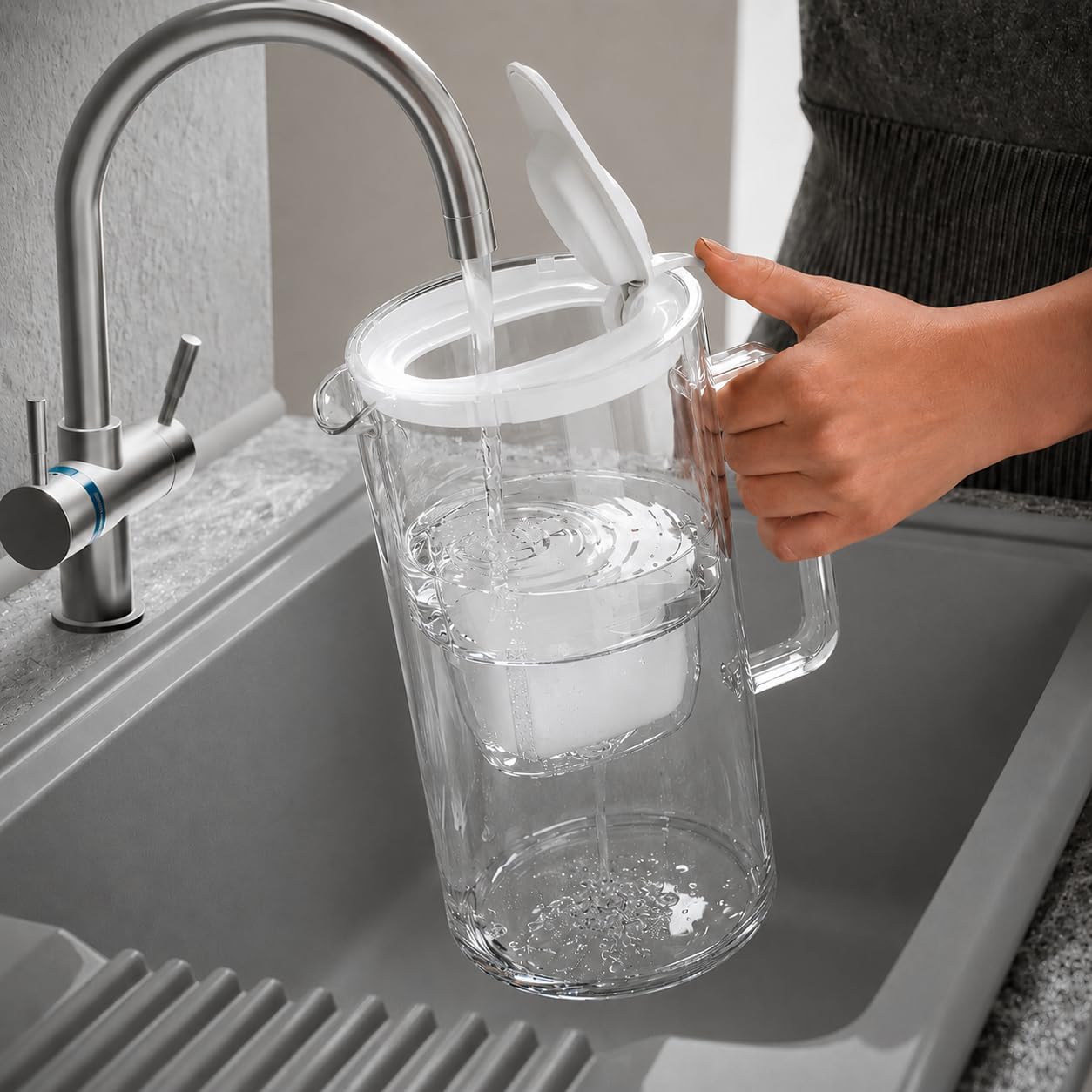 AQUAPHOR Glass – Wasserfilter Kanne aus robustem Glas, 2,5 l, inkl. 1× MAXFOR+ Filterkartusche, Weiß