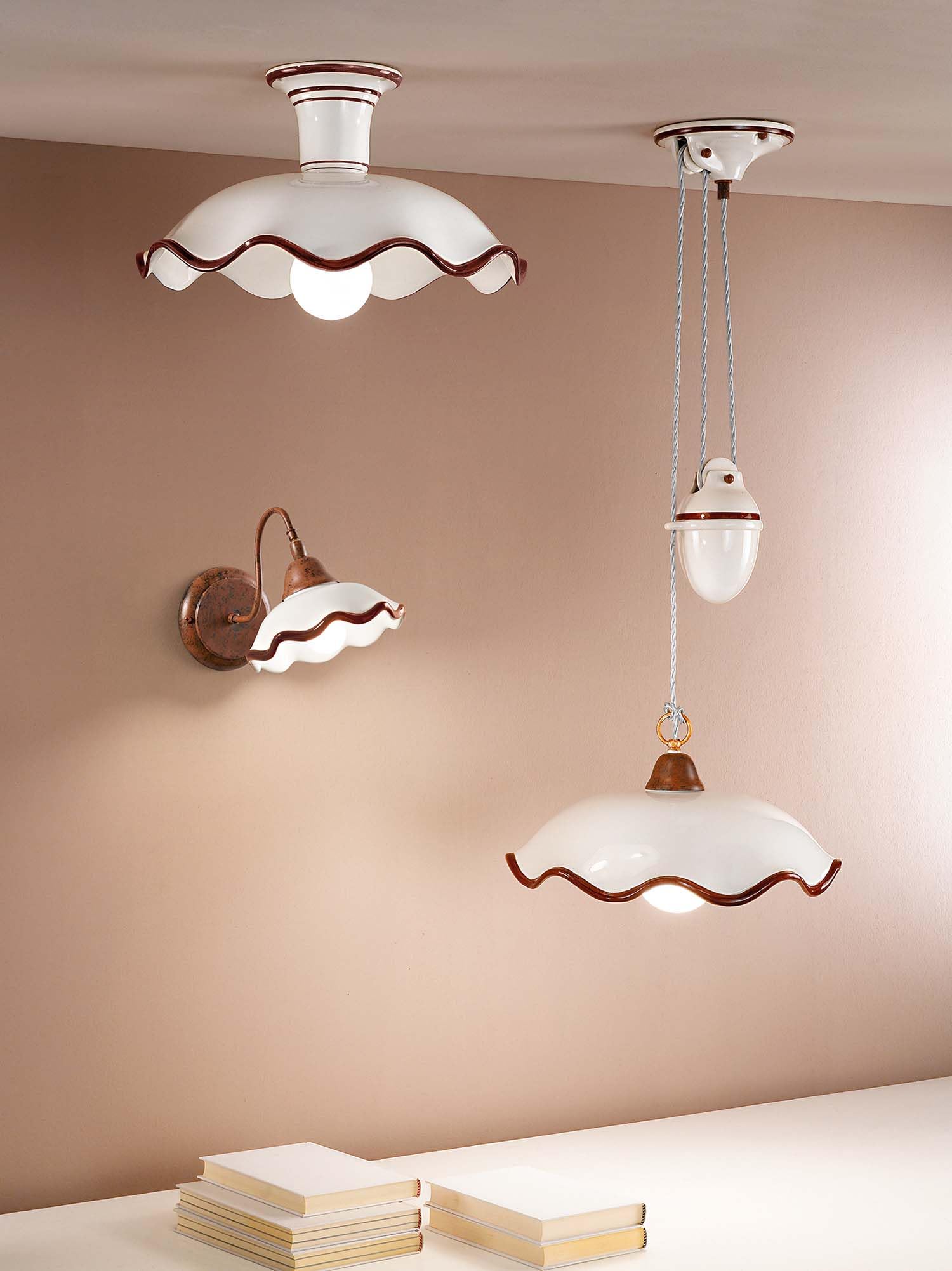 Lampadario In Ferro Battuto Avorio Con Foglie Oro E Paralume In Vetro 8 Luci Diam 85 Cm
