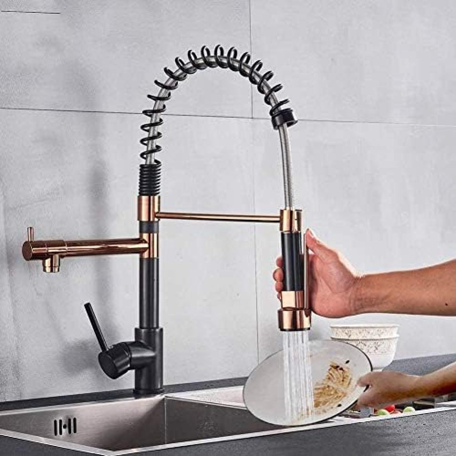 Robinet d'évier à tirette noir et doré pour simplifier la vaisselle quotidienne