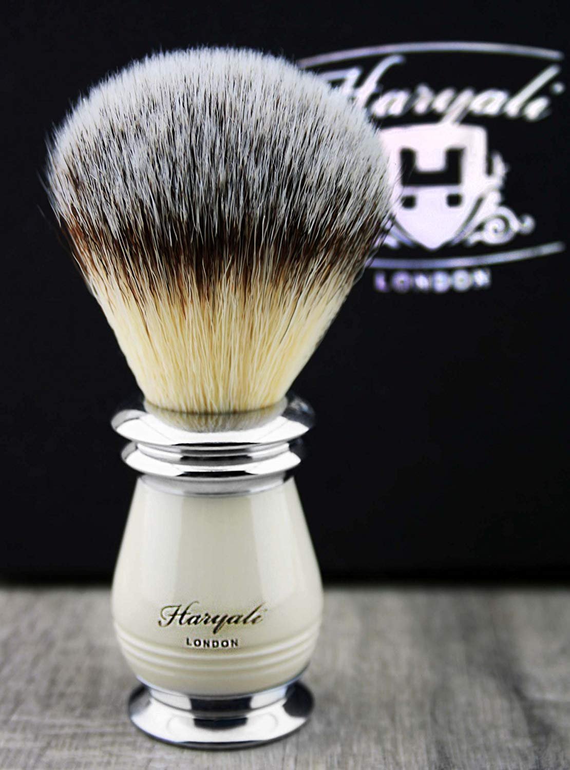 Haryali London, set da barba da uomo 3 pezzi: rasoio a doppia lama, pennello da barba sintetico con punta argentata e supporto, elegante kit da barba da uomo per la tradizionale rasatura a umido.
