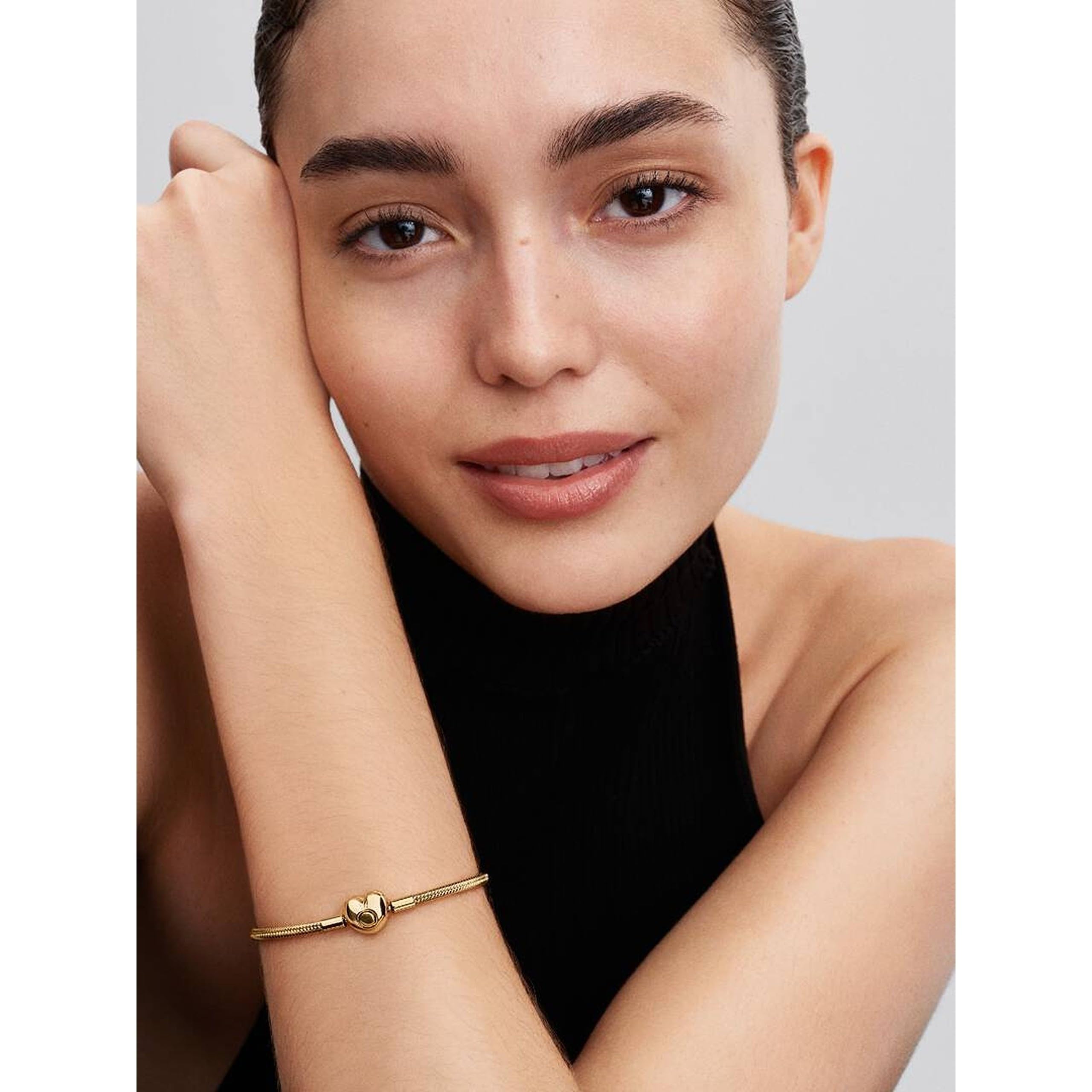 Pandora Moments Schlangen-Gliederarmband mit Herz-Verschluss aus Sterling Silber mit vergoldeter Metalllegierung, Kompatibel mit Pandora Moments, Größe:17, 563050C00-17