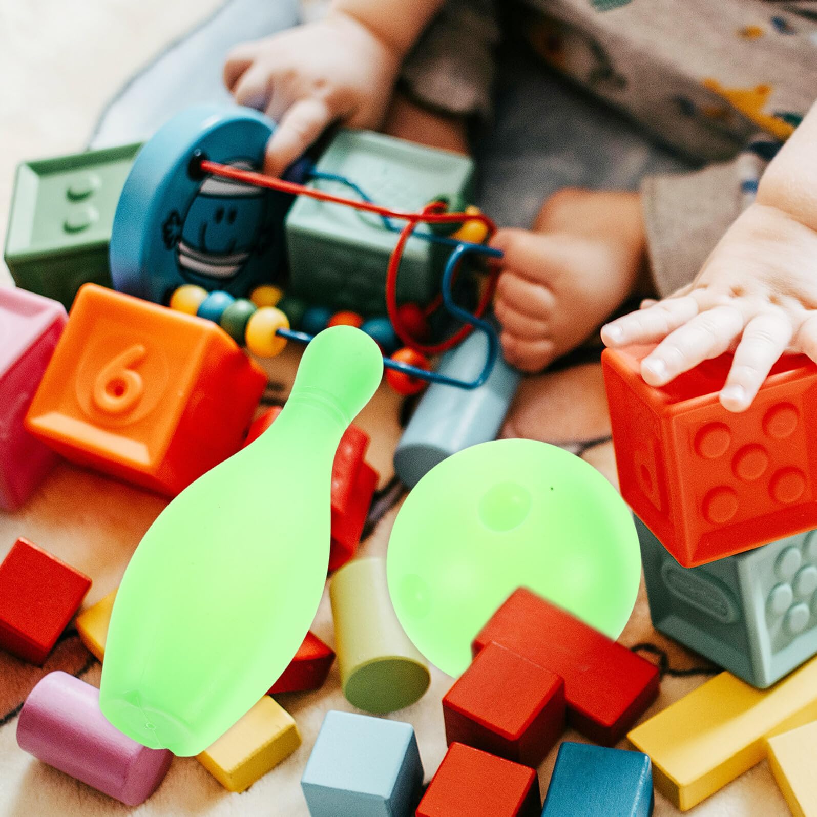 TOYANDONA Juguetes de Bolos para Juego de Bolos Miniatura de Plástico y Bolas para Actividades de Interior y Fiestas Mini Juego de Ligero