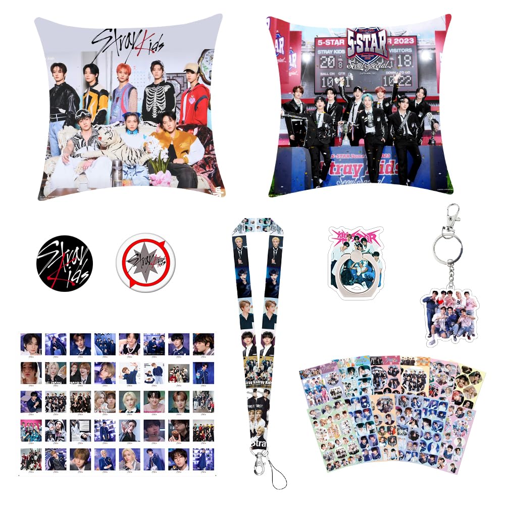 Stray Fan Articoli Set Per Stay, Merchandising SKZ Con 1 Federa Stray 45x45 Cm, 1 Portachiavi, 1 Anello Per Cellulare, 1 Cordino, 2 Spille, 12 Adesivi, 40 Skz Tesserino Fotografico