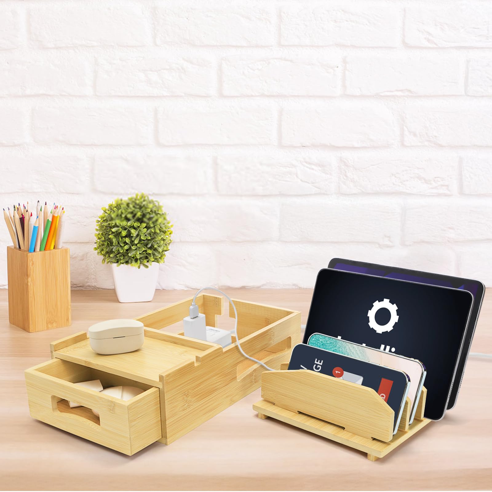 ZOOFOX Stazione di ricarica in bambù per più dispositivi, docking station da scrivania con scomparti divisori rimovibili e cassetto, stazione di ricarica da comodino compatibile con smartphone, tablet