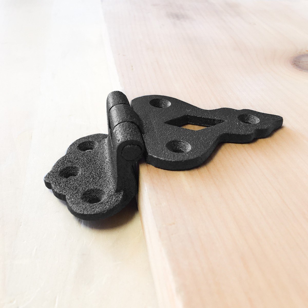 Renovators Supply Manufacturing Hoosier zawias do szafki 3/20.3 cm, przesunięty czarny zawias z kutego żelaza do montażu podtynkowego do szafek kuchennych z okuciami montażowymi, 4 sztuki