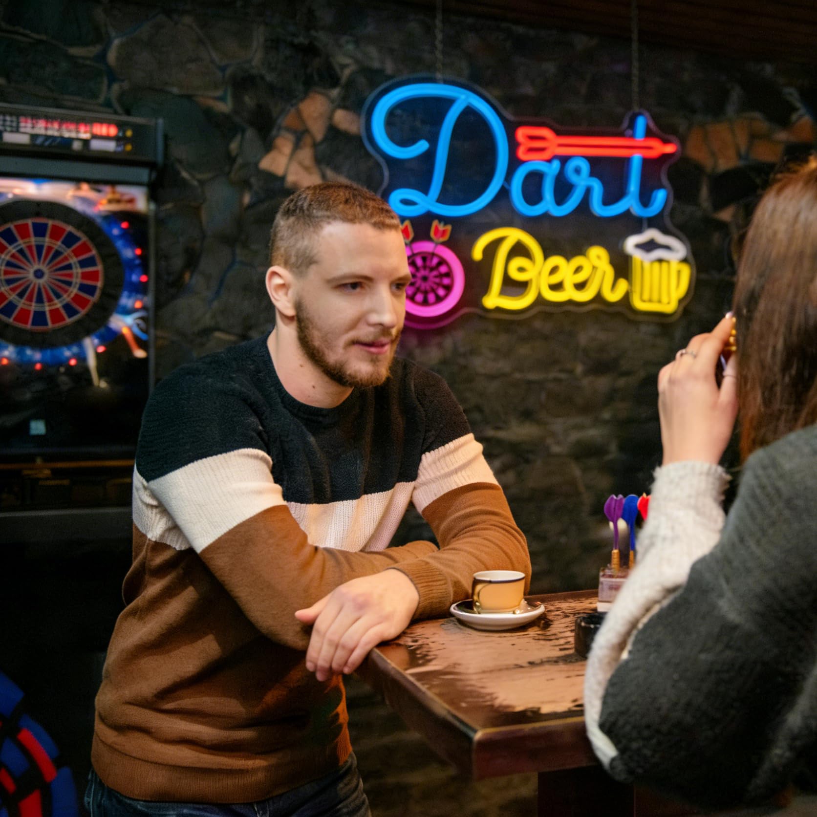 Panneau lumineux néon sur la bière – Cible de fléchettes néon LED et bière, décoration murale pour bar, salle de fête, cave, pub, salle de jeux, cadeau pour les fans de fléchettes et de bière