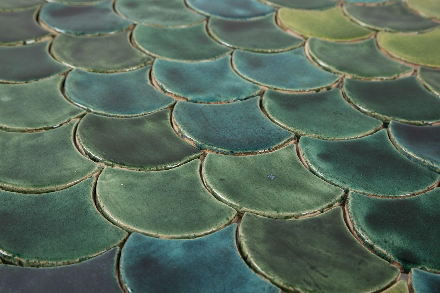 Cerames decorativo azulejos de cerámica Escamas De Pescado "Estanque del Bosque" - Azulejo De mosaicos en forma escamas de pez Azul para cocina y baño de la serie Agua paquete de 49 azulejos 10,2x9 cm