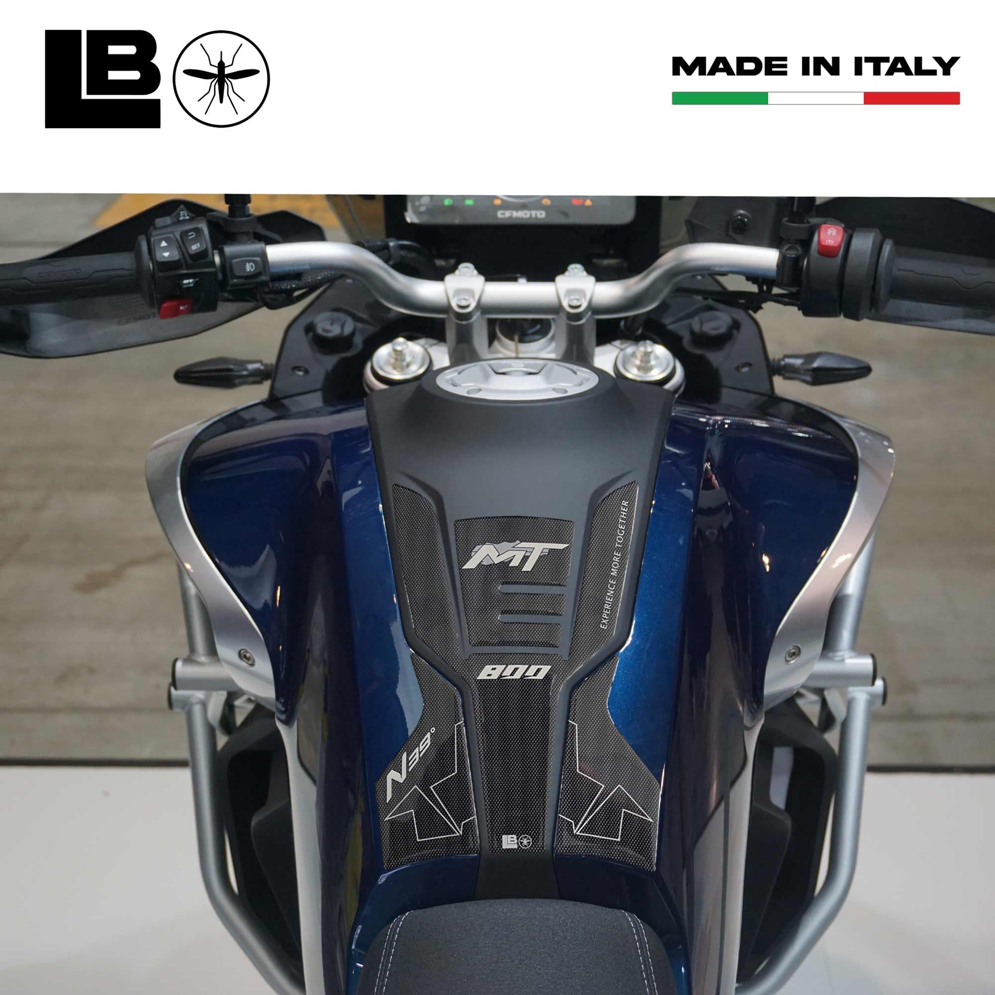 labelbike Adesivo 3D Moto Paraserbatoio Compatibile con CFMOTO | 800MT, Protezione in Resina, Antigraffio, Decorazione, Carbonio
