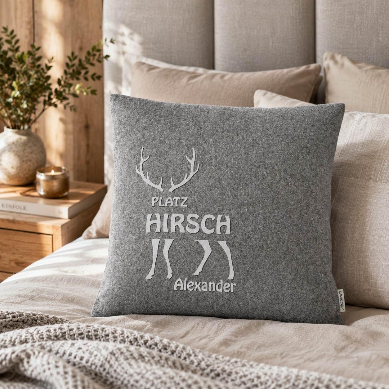 Personalisiertes Filzkissen Platzhirsch mit Wunschname Dekokissen 40x40 cm Hirsch Motiv Zierkissen aus Wollfilz samtiger Flockdruck Geschenk für Mann Papa Opa
