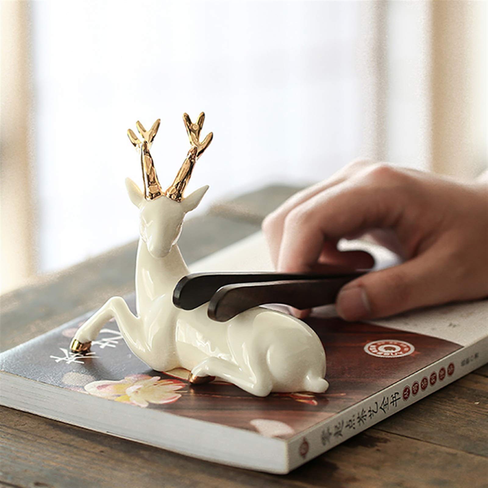 Amazon.co.jp: ARTSIM 庭の彫刻 白い鹿の置物 かわいい座っている鹿の