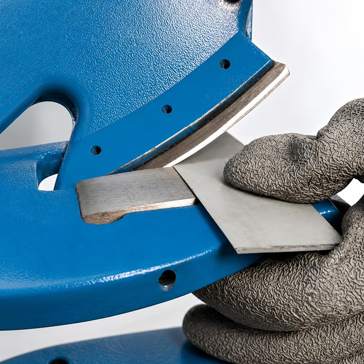Ciseaux manuels à tôle sans gorge, largeur de coupe de 70 mm | Coupe jusqu'à 2 mm d'acier doux ou aluminium de 3 mm ; long manche et support d'entraînement à engrenages droits, incurvés et détaillés.