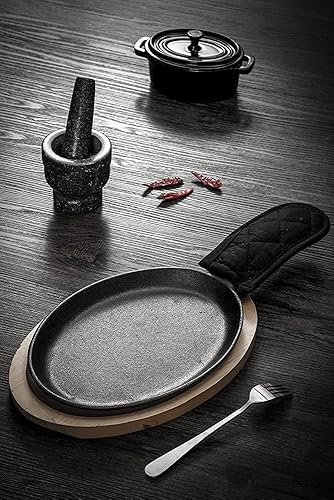 Vista 4 de HAWOK Plato de fajita de hierro fundido, 15.35 pulgadas de largo x 7.09 pulgadas de ancho, con bandeja de bambú y soporte de mango, pre-sazonado