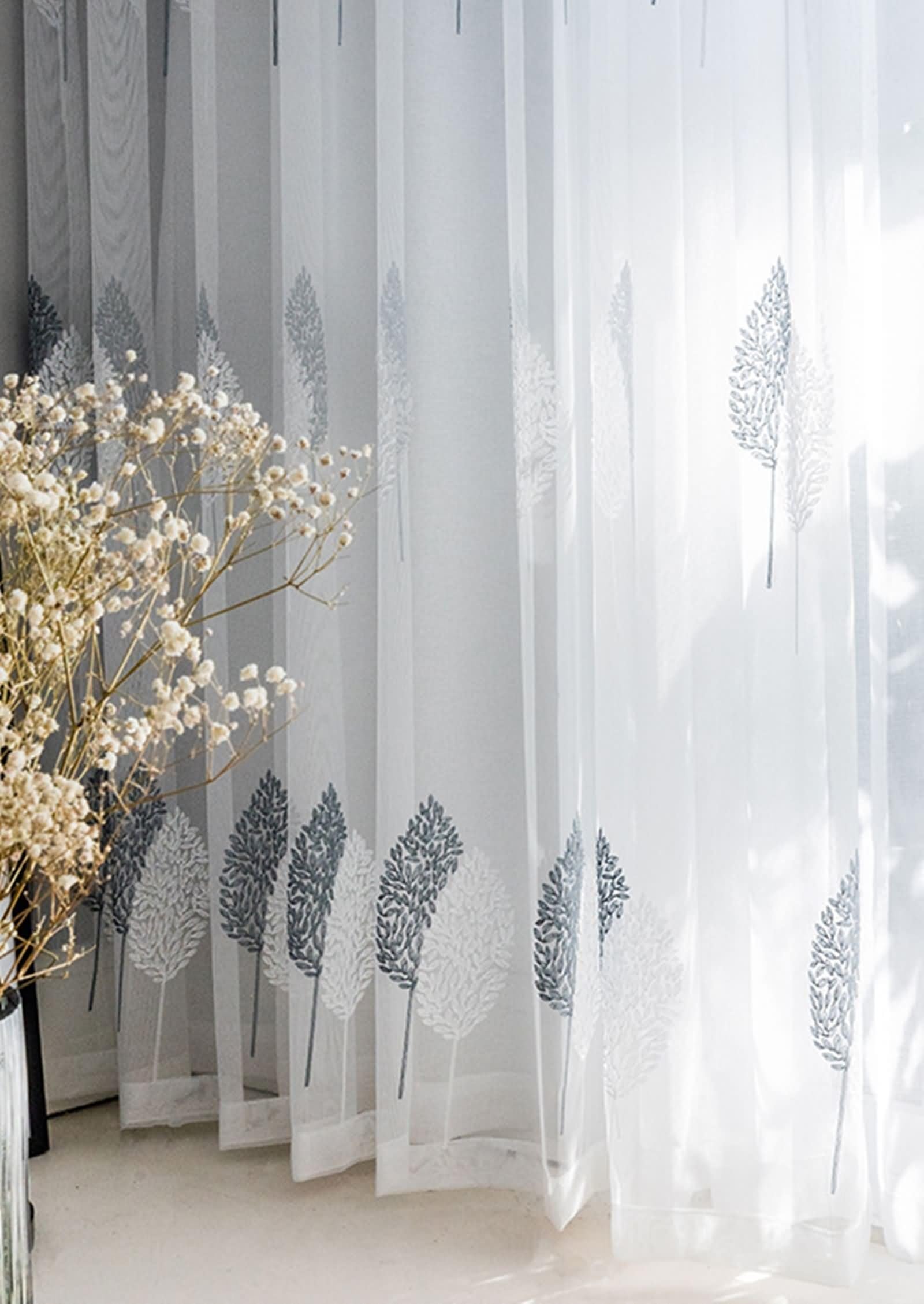Rideaux filtrants gris et blanc pour illuminer un salon sans vis-à-vis