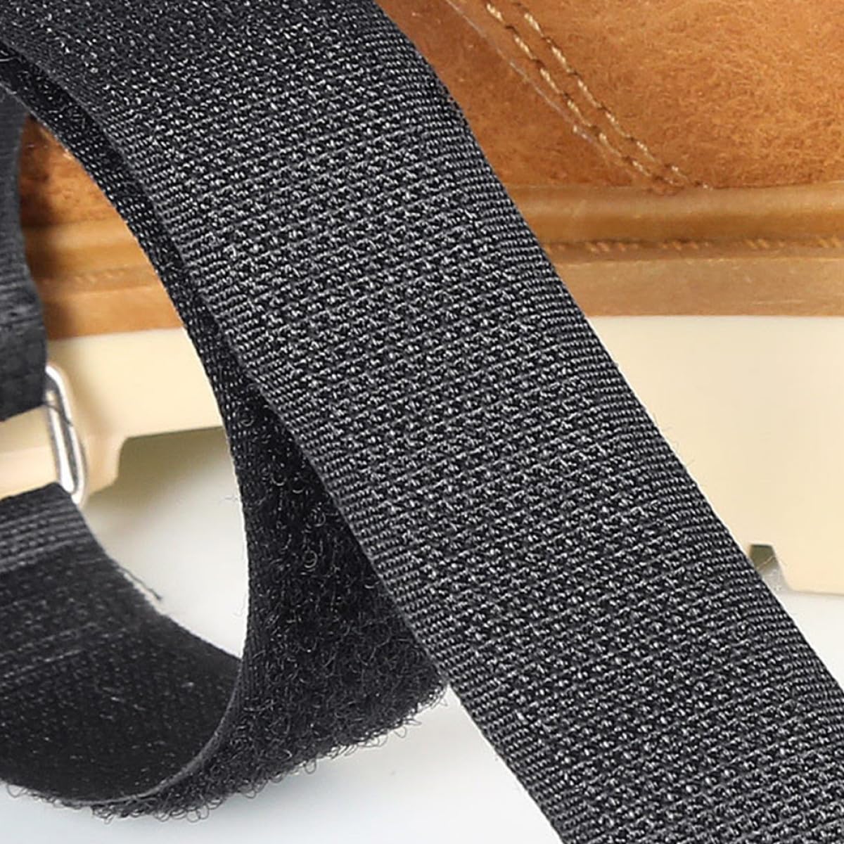 Cinturini Antiscivolo per Scarpe 4 Pezzi in Nylon e Metallo, Regolabili Chiusura a Strappo, Adatti per Trekking e Escursionismo su Ghiaccio